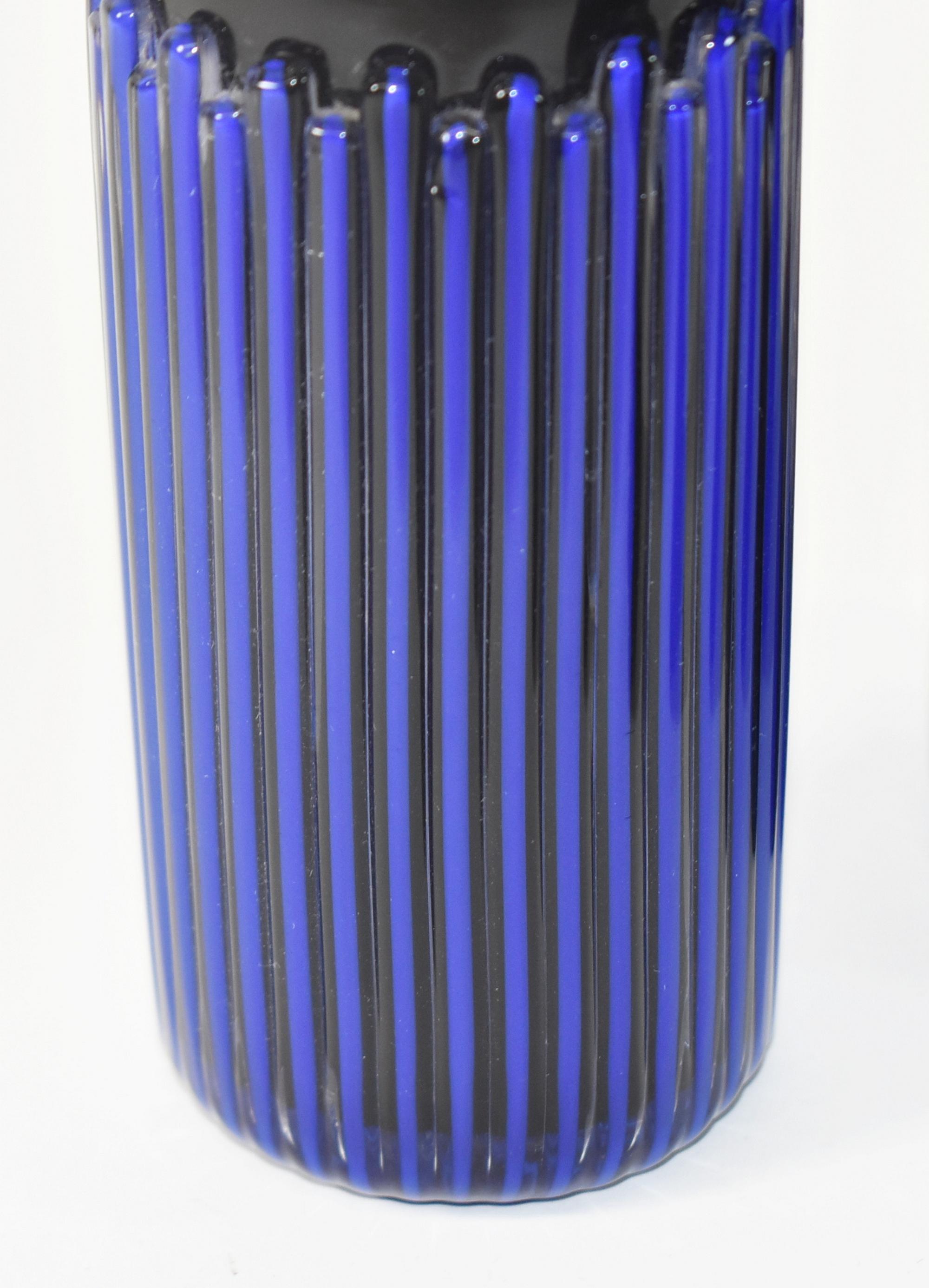 3 Bottiglie blu in vetro soffiato a mano di Peter Greenwood In condizioni buone in vendita a Toledo, OH
