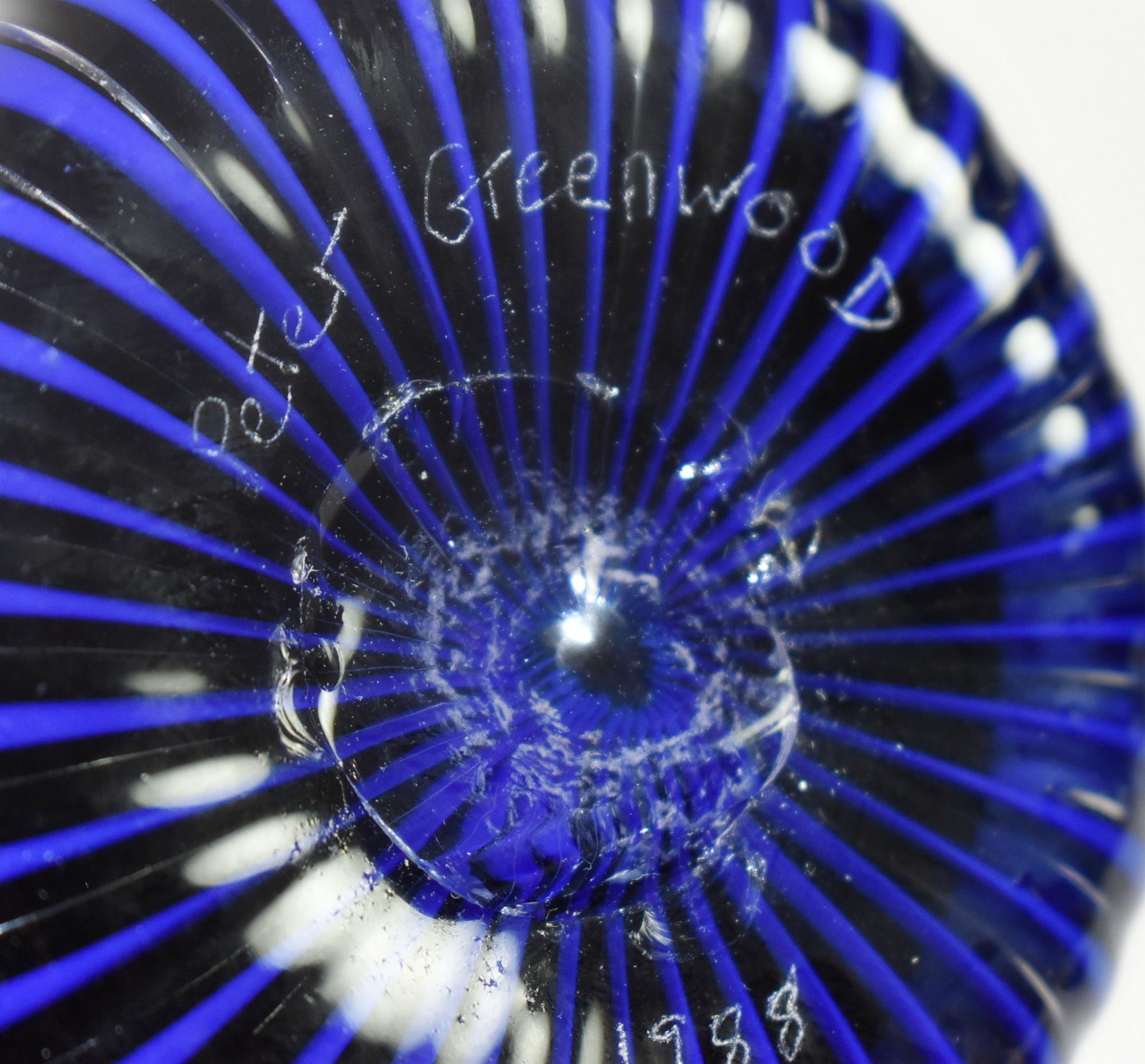 Vetro soffiato 3 Bottiglie blu in vetro soffiato a mano di Peter Greenwood in vendita