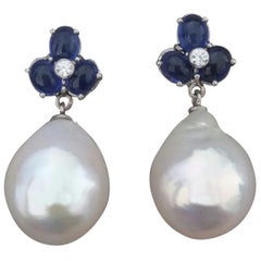 Boucles d'oreilles en or avec 3 saphirs bleus ovales, diamants et perles baroques en forme de poire