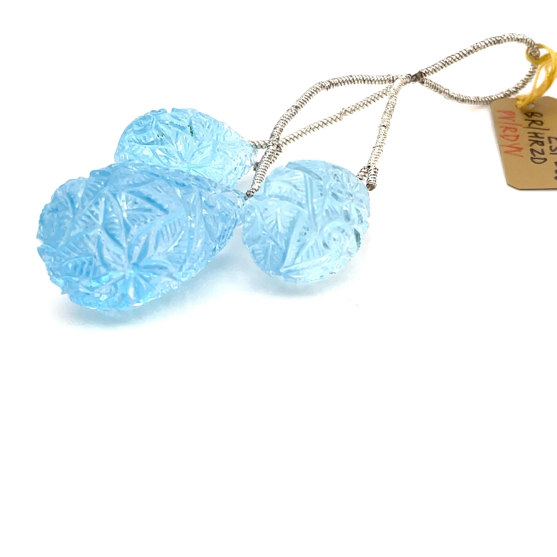 Contemporaneo 3 Gocce d'intaglio di topazio blu Cts 164,60 in vendita