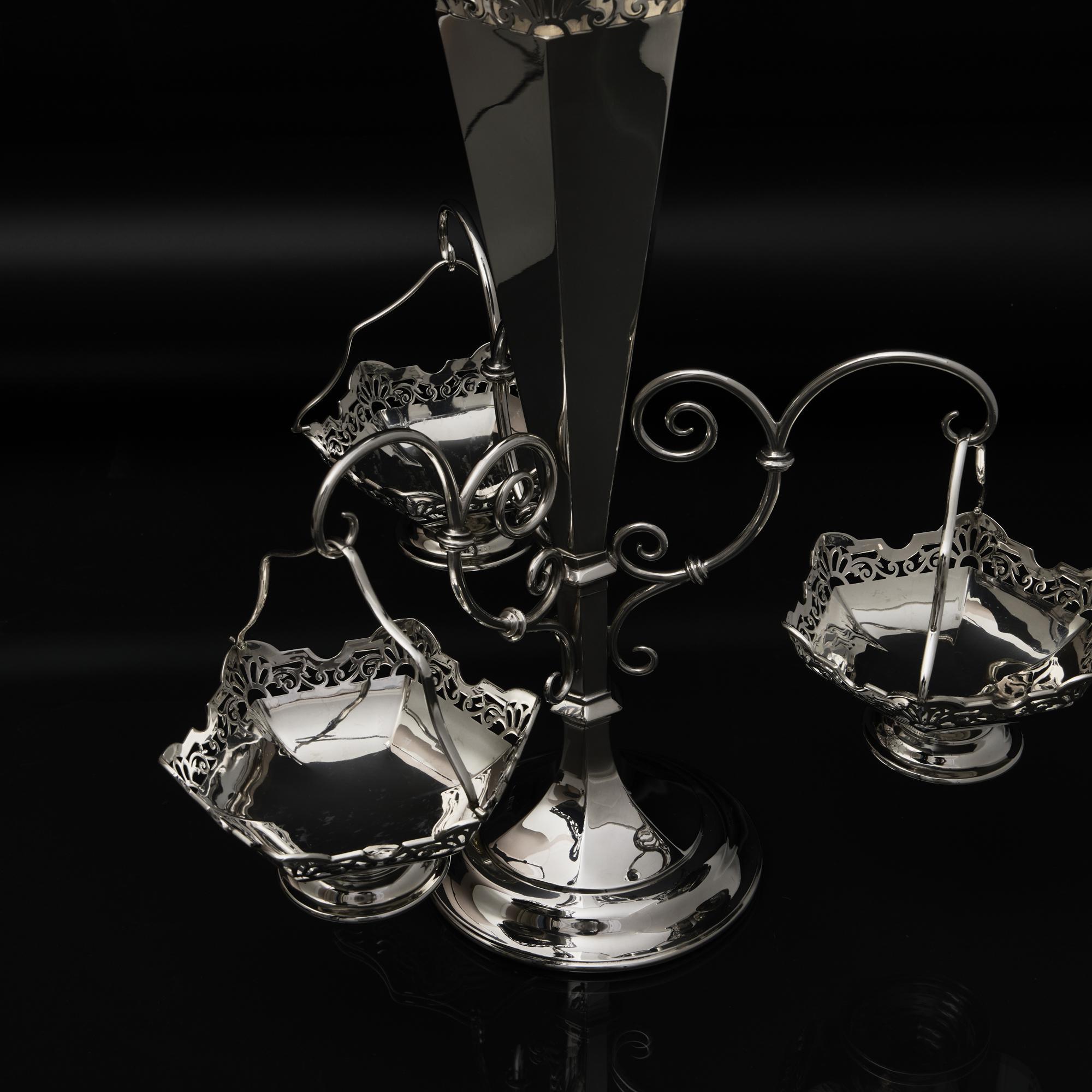 Édouardien Centre de table épergne à 3 branches en argent antique en vente