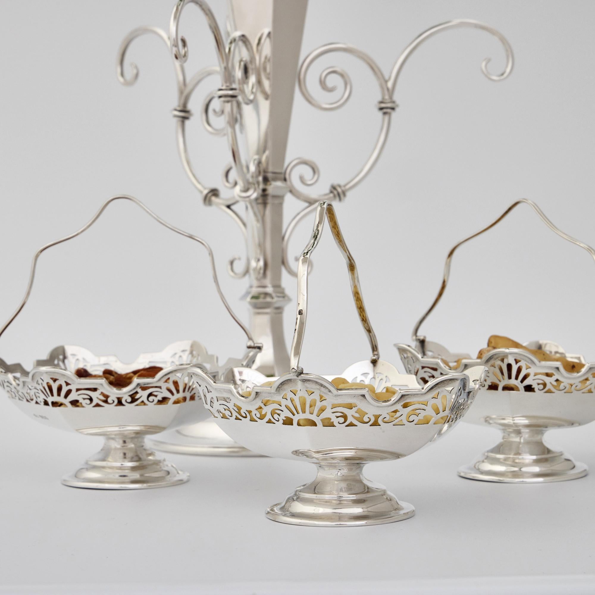 Centre de table épergne à 3 branches en argent antique Bon état - En vente à London, GB