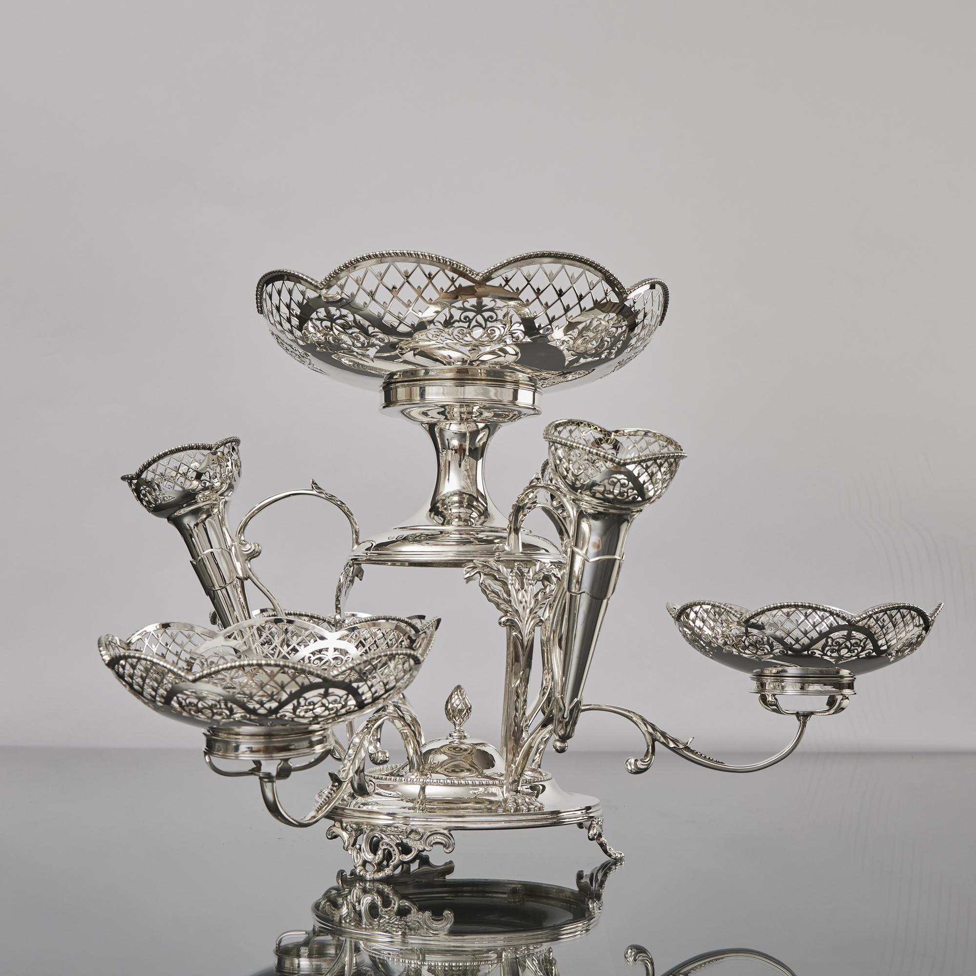 Centre de table épergne à 3 branches en argent antique Bon état - En vente à London, GB
