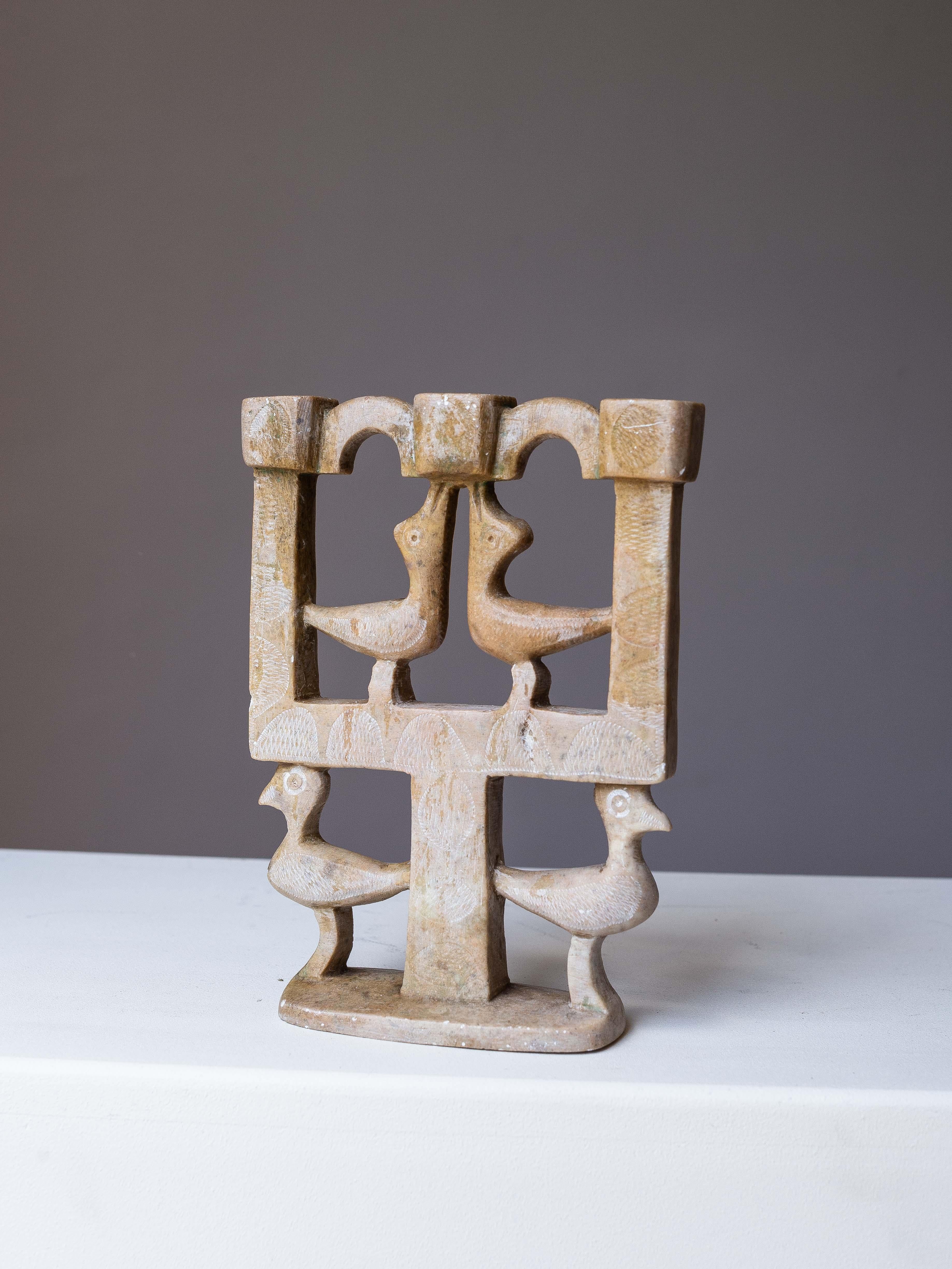 3 Branch Stone Kandelaber, Tiervögel Design, Marokko 1970er Jahre

Typisches marokkanisches Volkskunstwerk aus den 1970er Jahren !

Vollständig aus Stein gefertigt:  handgeschnitzte Formen, die Vögel darstellen, und eingravierte geometrische Muster