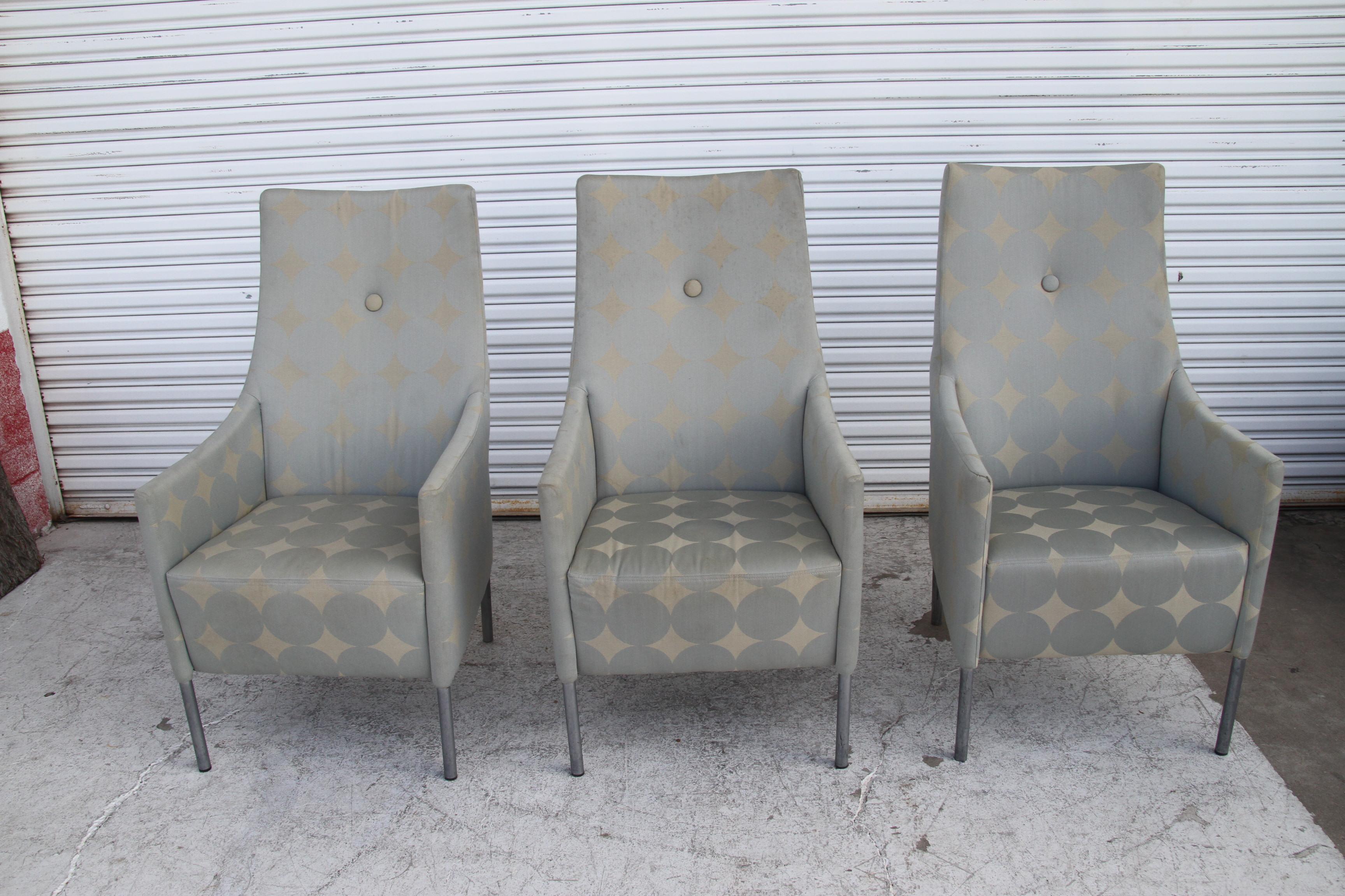 Il s'agit de magnifiques chaises de Brayton International. Ils sont revêtus d'un tissu à motifs gris riche. Joliment sculptés pour le confort, ils sont dotés d'un dossier haut. Les pieds en métal sont une belle touche de modernisme.