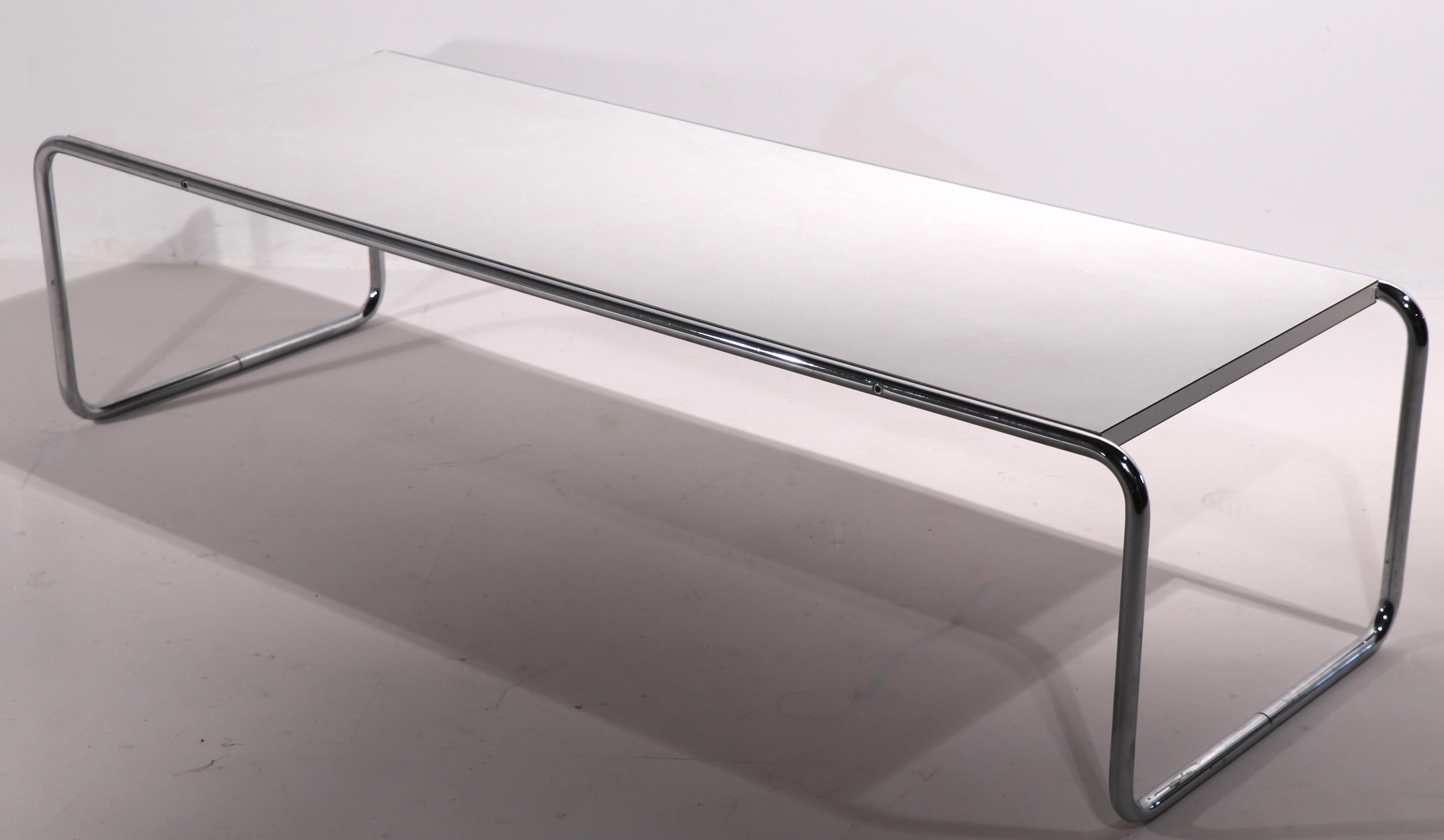 Trois tables conçues par Breuer et fabriquées en Finlande par Stendig, une petite table d'appoint et deux tables basses en vente 5