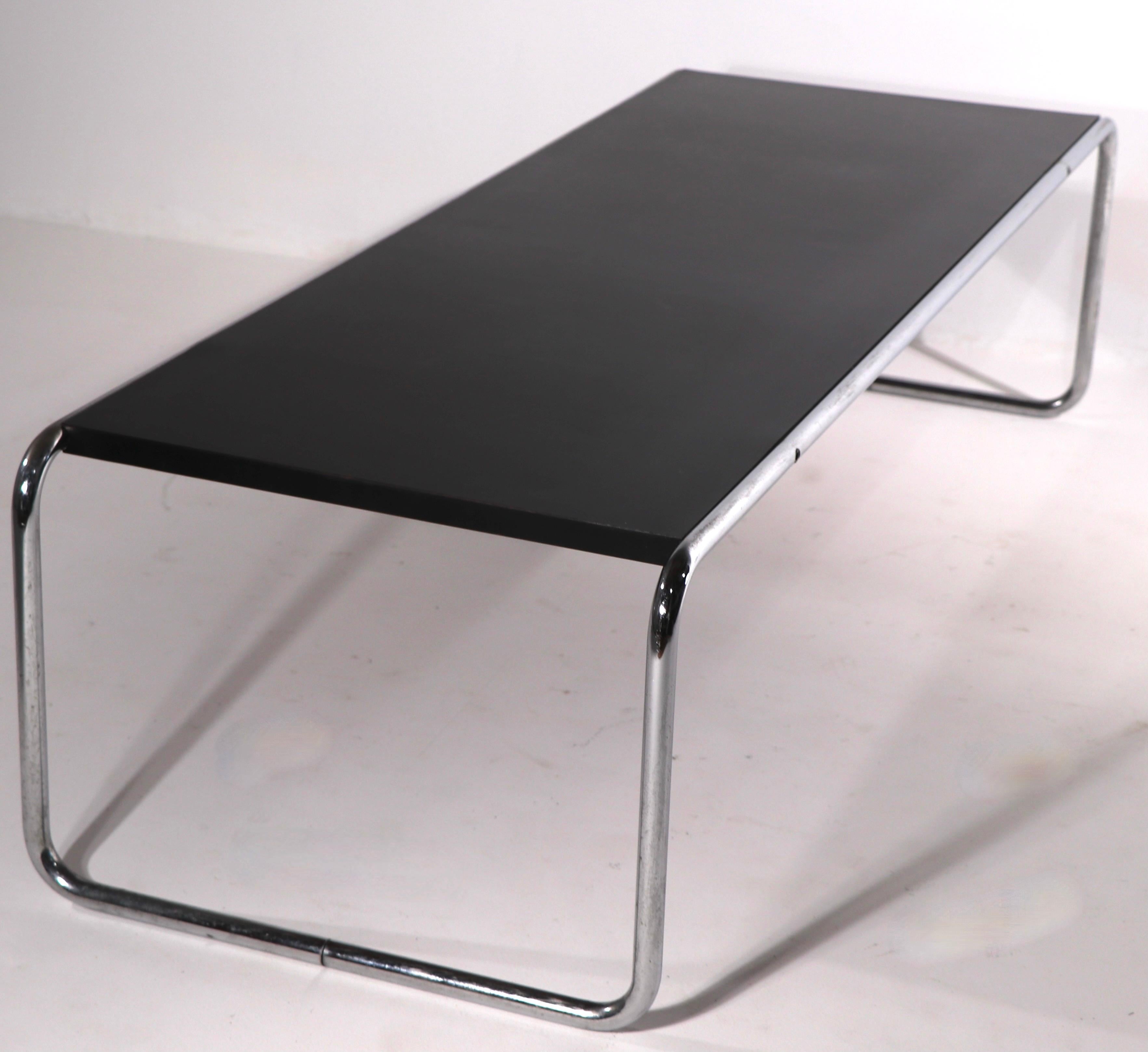 Trois tables conçues par Breuer et fabriquées en Finlande par Stendig, une petite table d'appoint et deux tables basses en vente 10