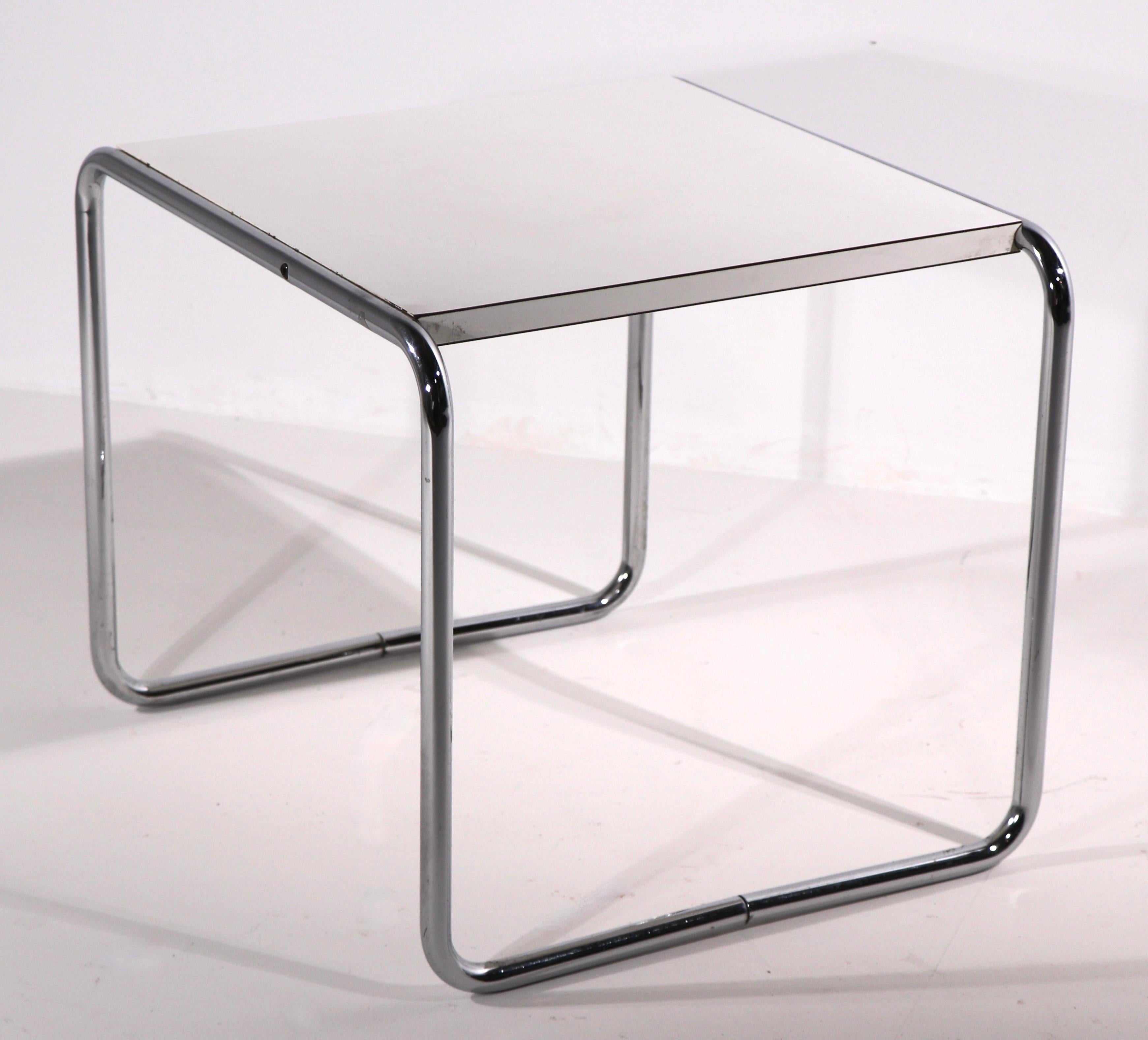 Superbe ensemble complet de tables (Laccio) conçues par l'école Bauhaus Breuer et fabriquées par Stendig, en Finlande. Cet ensemble vintage comprend 2 tables basses rectangulaires (53 L x 19 P x 13 H), l'une avec un plateau en stratifié noir,