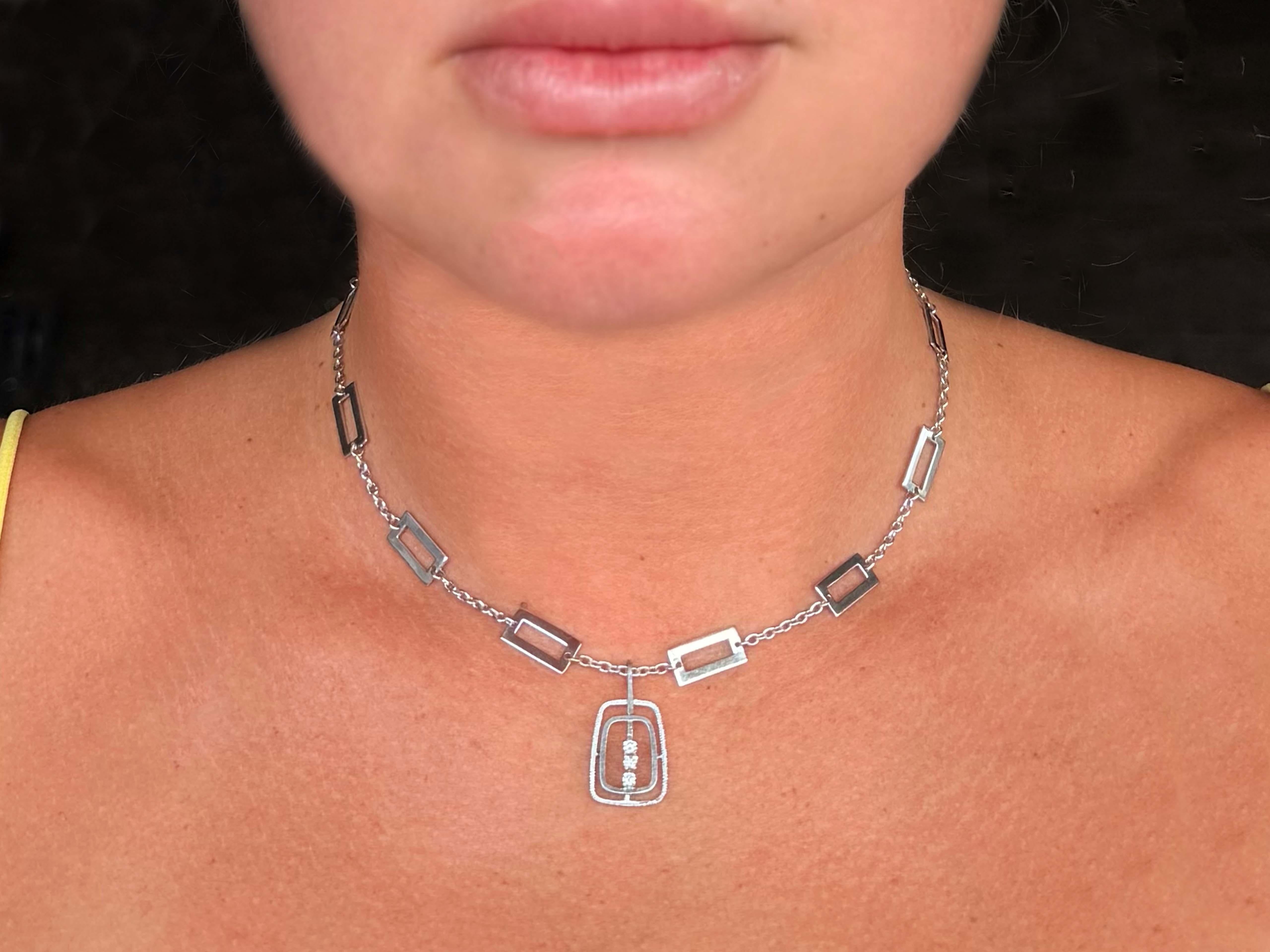 Spécifications de l'article :

Métal du Whiting : Or blanc 14k

Poids total : 13,1 grammes

Longueur de la chaîne : 16 pouces

Largeur du maillon de chaîne : 0.27