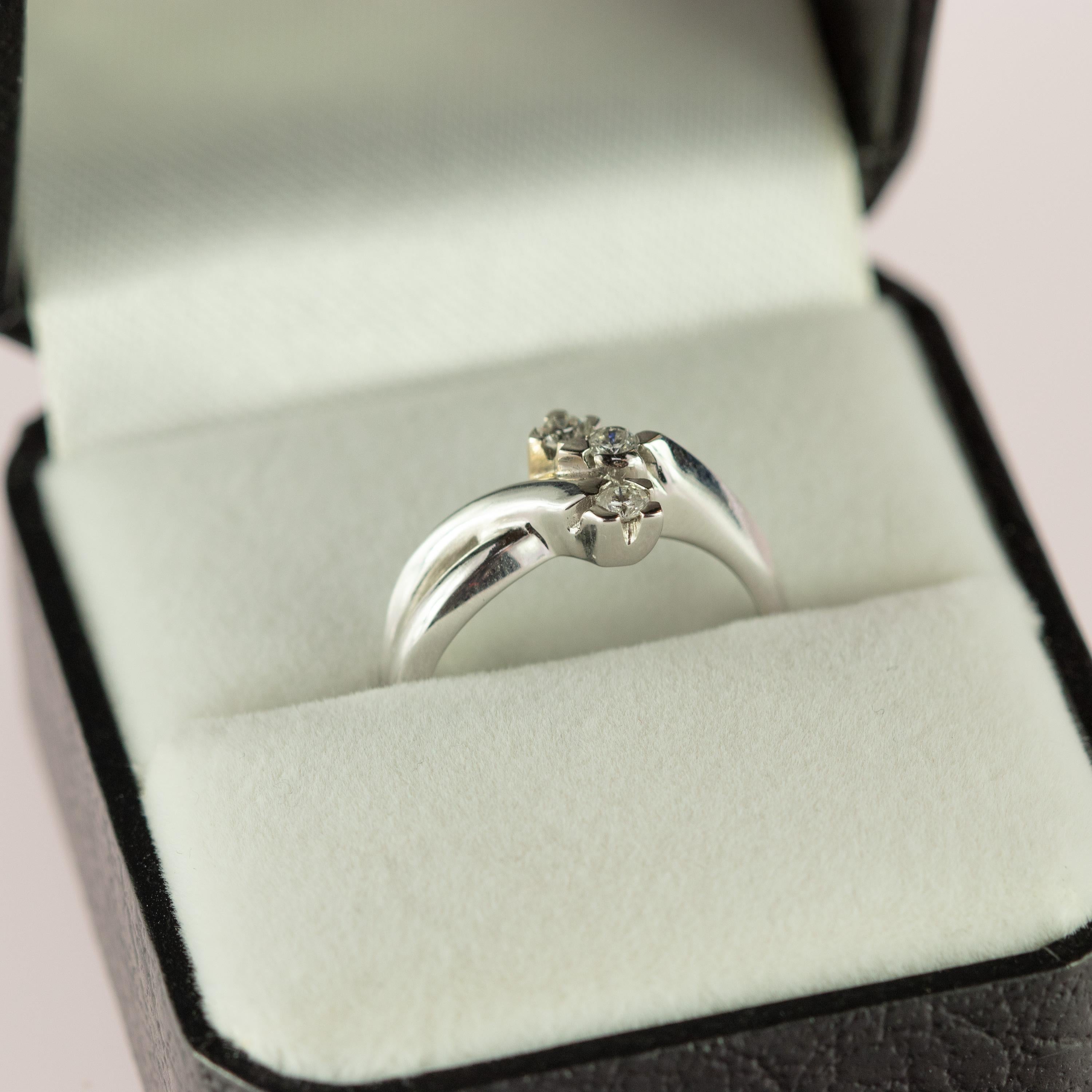 Bague de mariée romantique en or blanc 18 carats avec 3 diamants brillants entrelacés en forme de spirale en vente 4