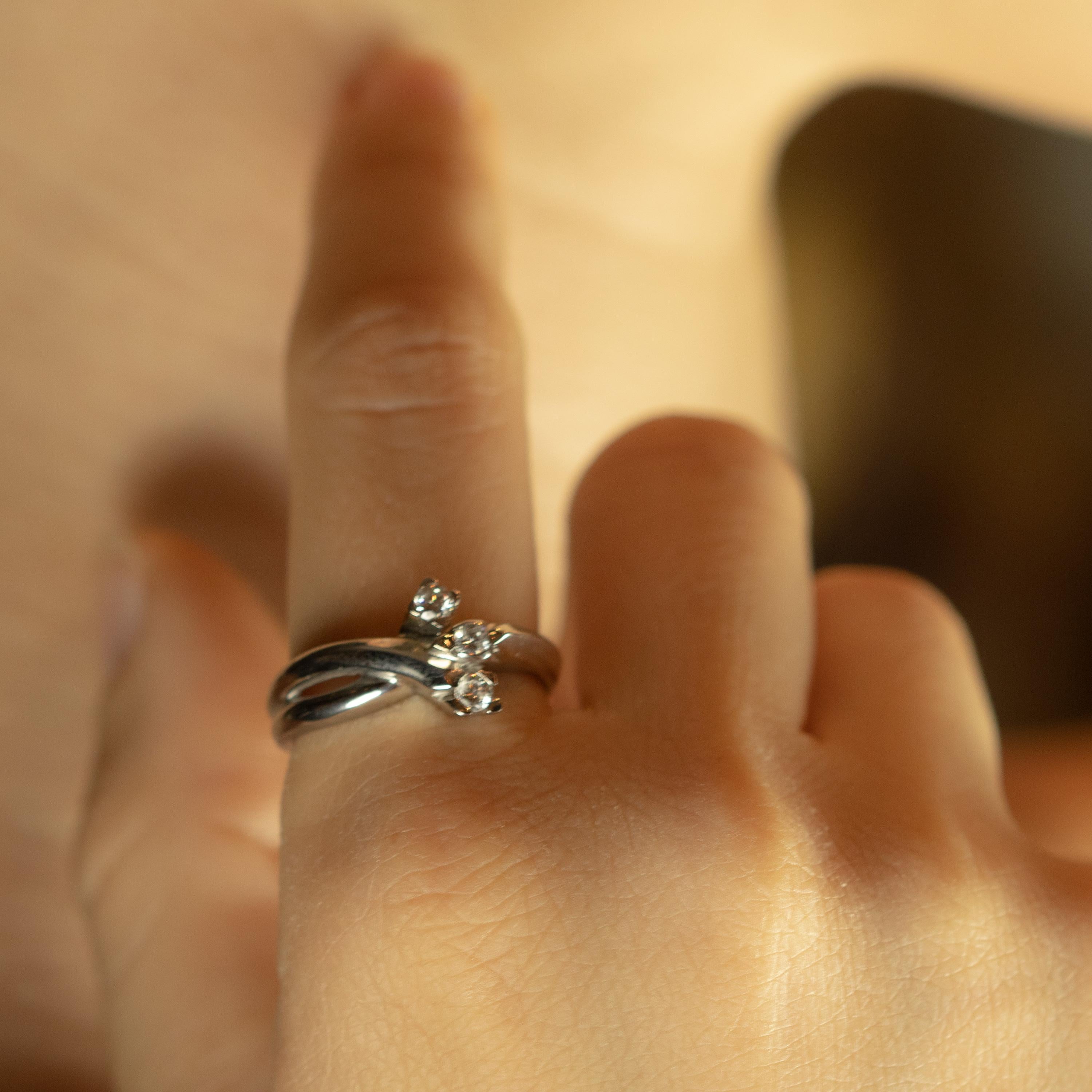 Romantique Bague de mariée romantique en or blanc 18 carats avec 3 diamants brillants entrelacés en forme de spirale en vente