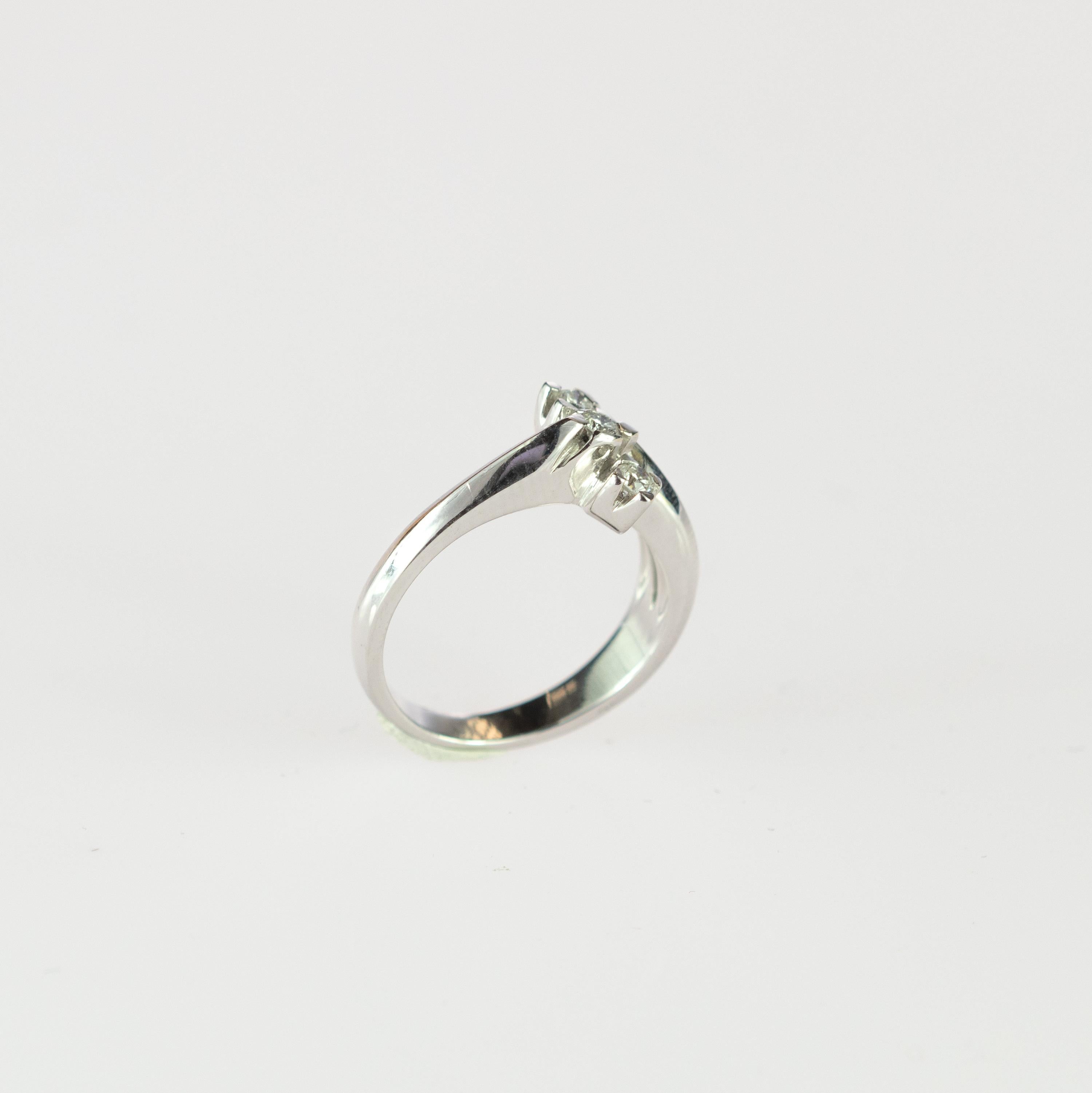 Bague de mariée romantique en or blanc 18 carats avec 3 diamants brillants entrelacés en forme de spirale en vente 1