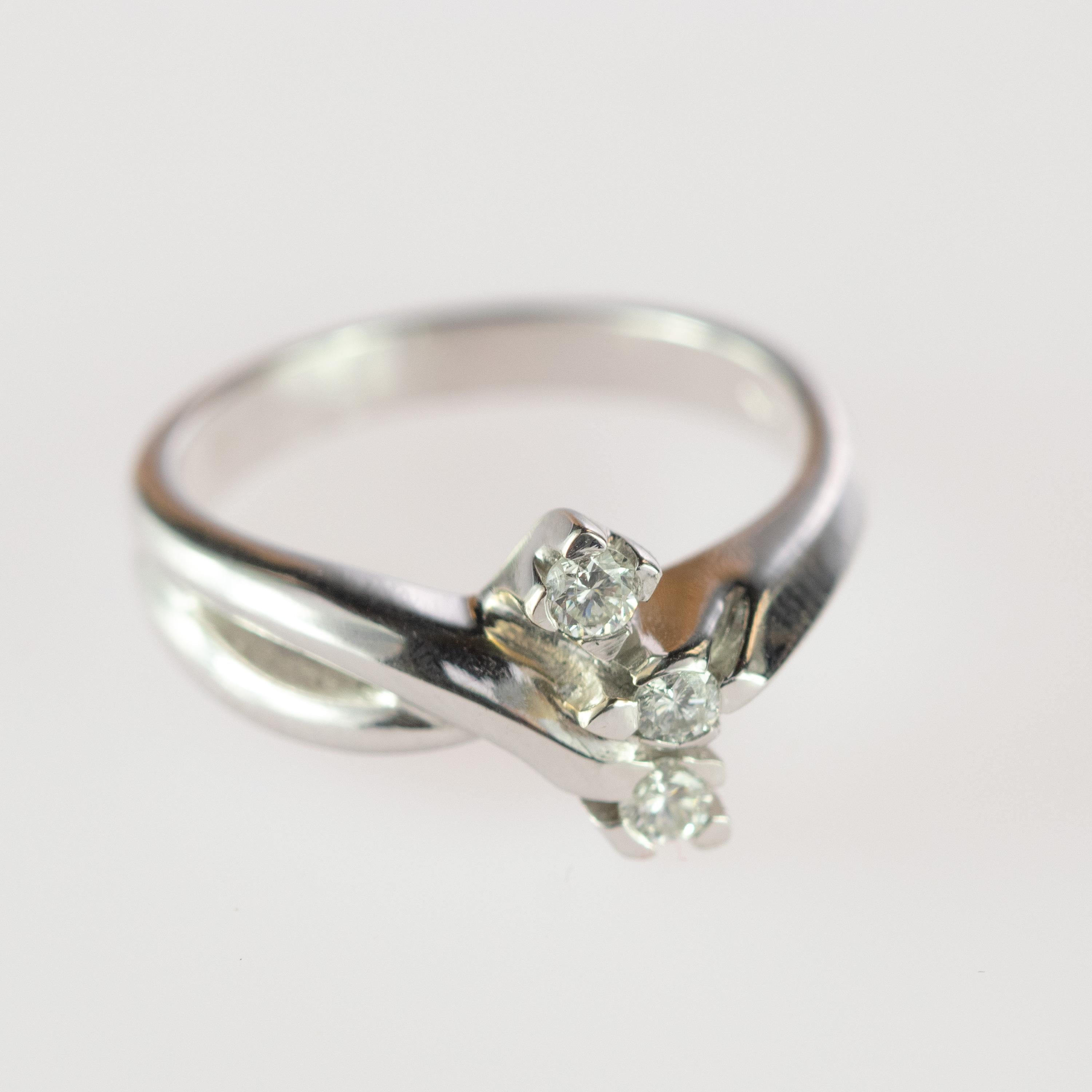 Bague de mariée romantique en or blanc 18 carats avec 3 diamants brillants entrelacés en forme de spirale en vente 2