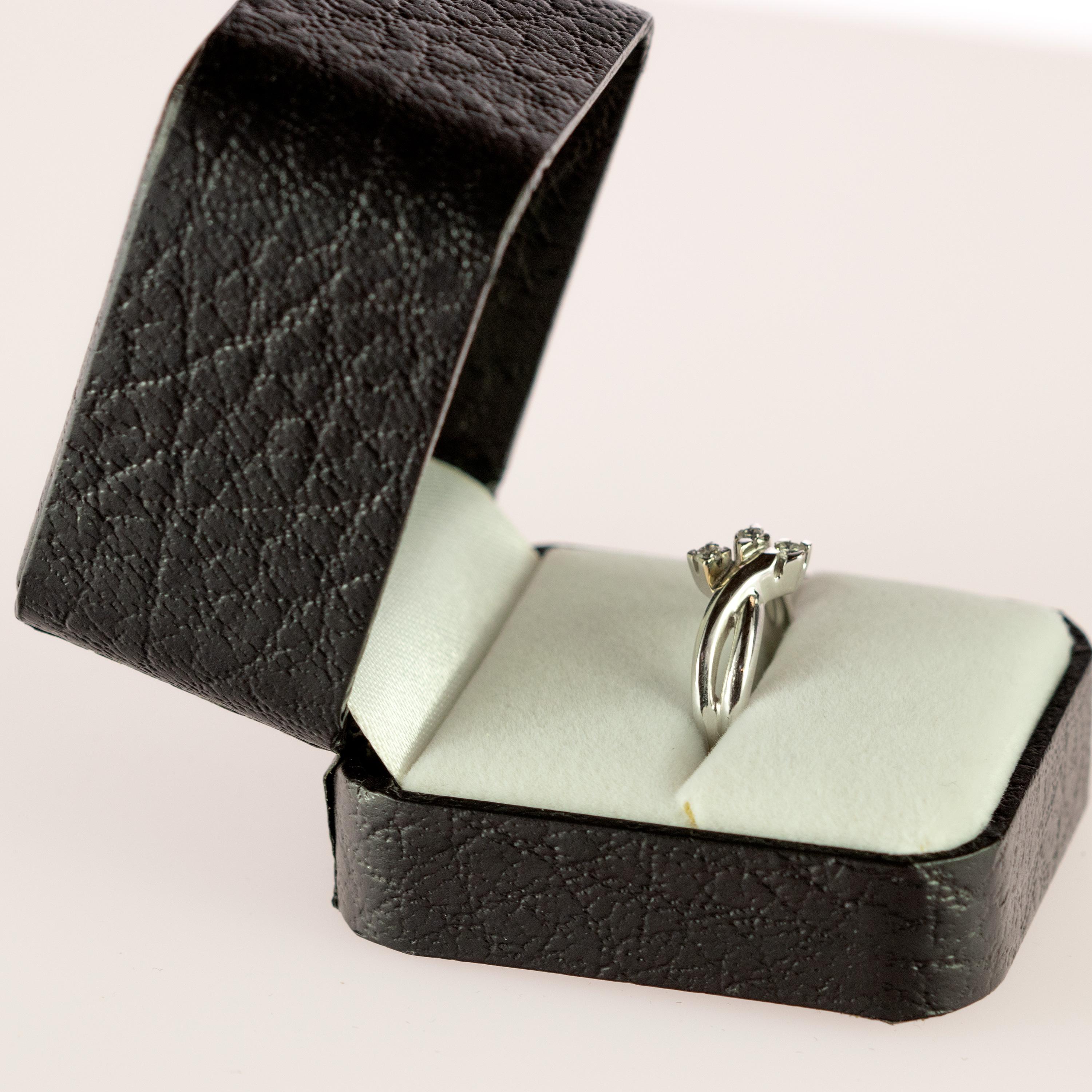 Bague de mariée romantique en or blanc 18 carats avec 3 diamants brillants entrelacés en forme de spirale en vente 3