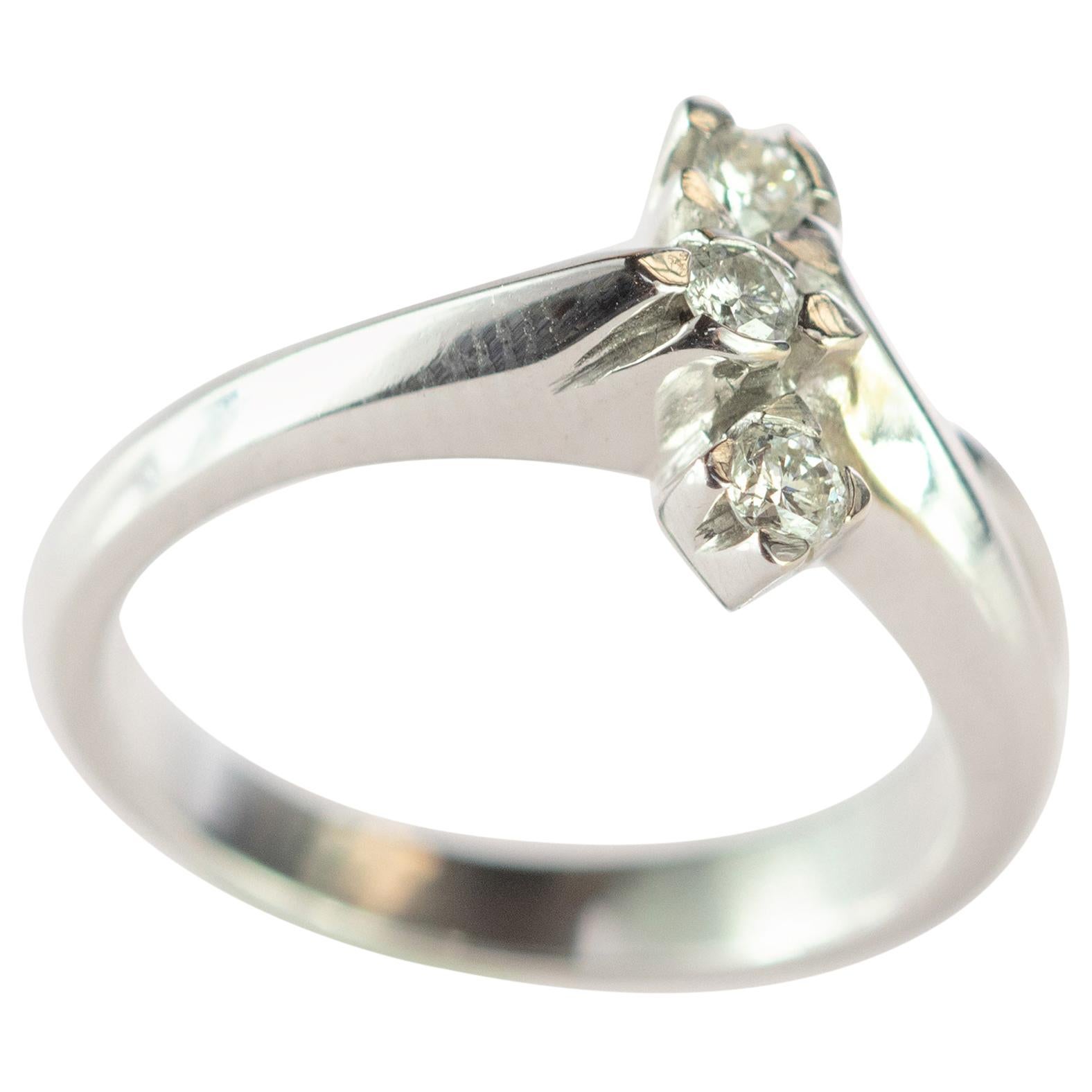 Bague de mariée romantique en or blanc 18 carats avec 3 diamants brillants entrelacés en forme de spirale en vente