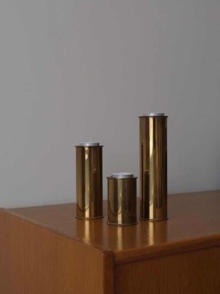 Set of 3 vintage brutalist brass candle holders or vases from Staffan Englesson AB Stockholm. Heavy.

Additional information:
Country of manufacture: Sweden
Period: 1970s
Dimensions: 18.5/13.5/8 H cm
Diameter: 5.5 cm
Condition: Good vintage condition