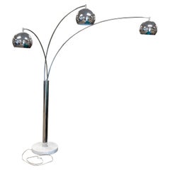 Lampadaire à 3 ampoules en forme d'arc en chrome et base en marbre, style mi-siècle moderne