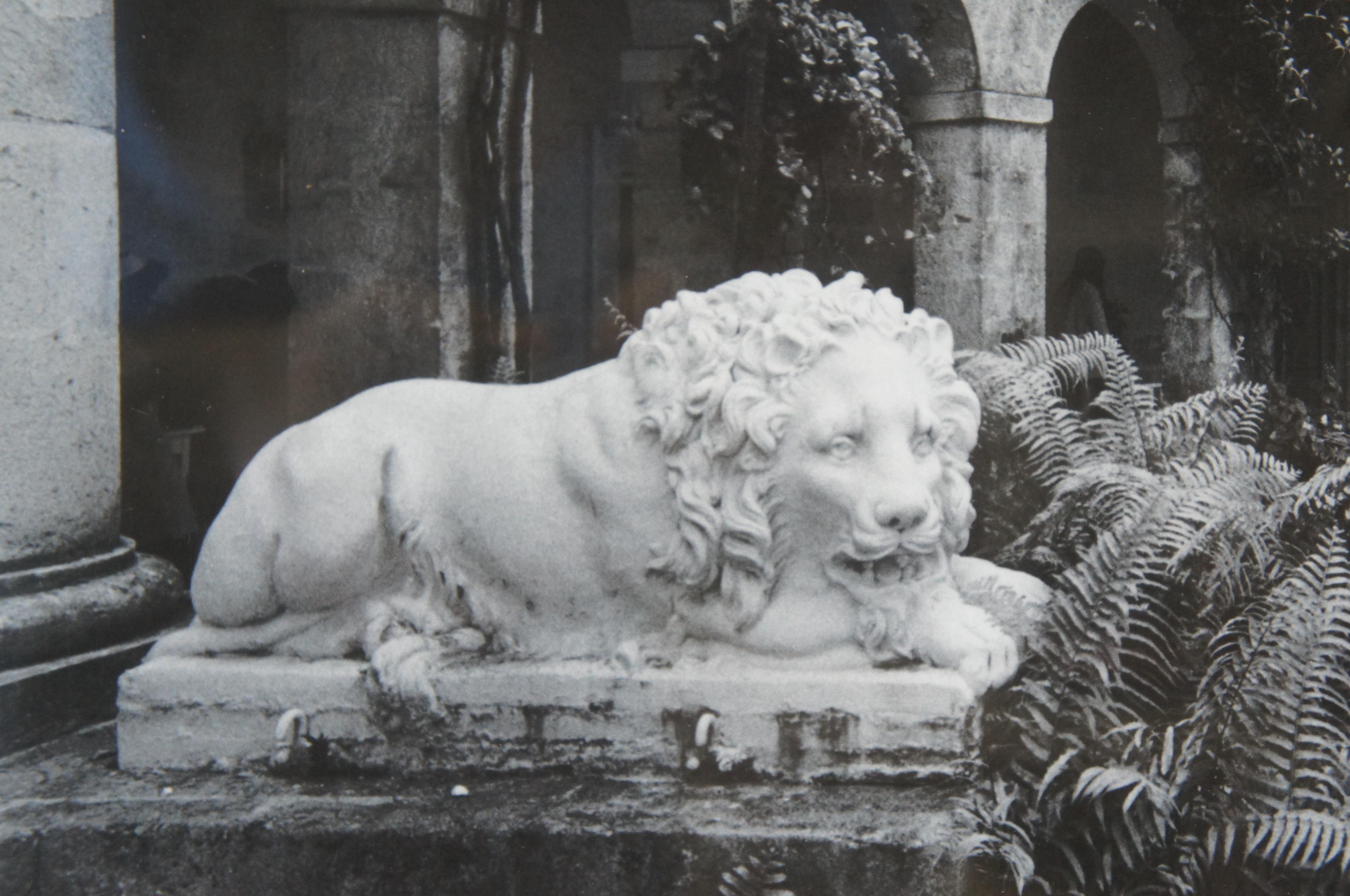 3 photographies de jardin décoratives Vogue dans des cadres dorés Statue de lion de château en vente 3