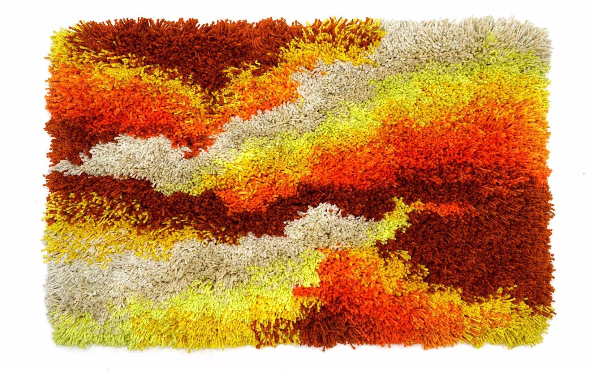 Schöner mehrfarbiger Rya-Teppich mit Befestigung an der Hand als Wandteppich.  Es wurde vom ursprünglichen Besitzer erworben und wurde nie auf dem Boden benutzt.  Sehr guter bis ausgezeichneter Zustand.  Keine Abnutzung, Flecken, etc.etc.  