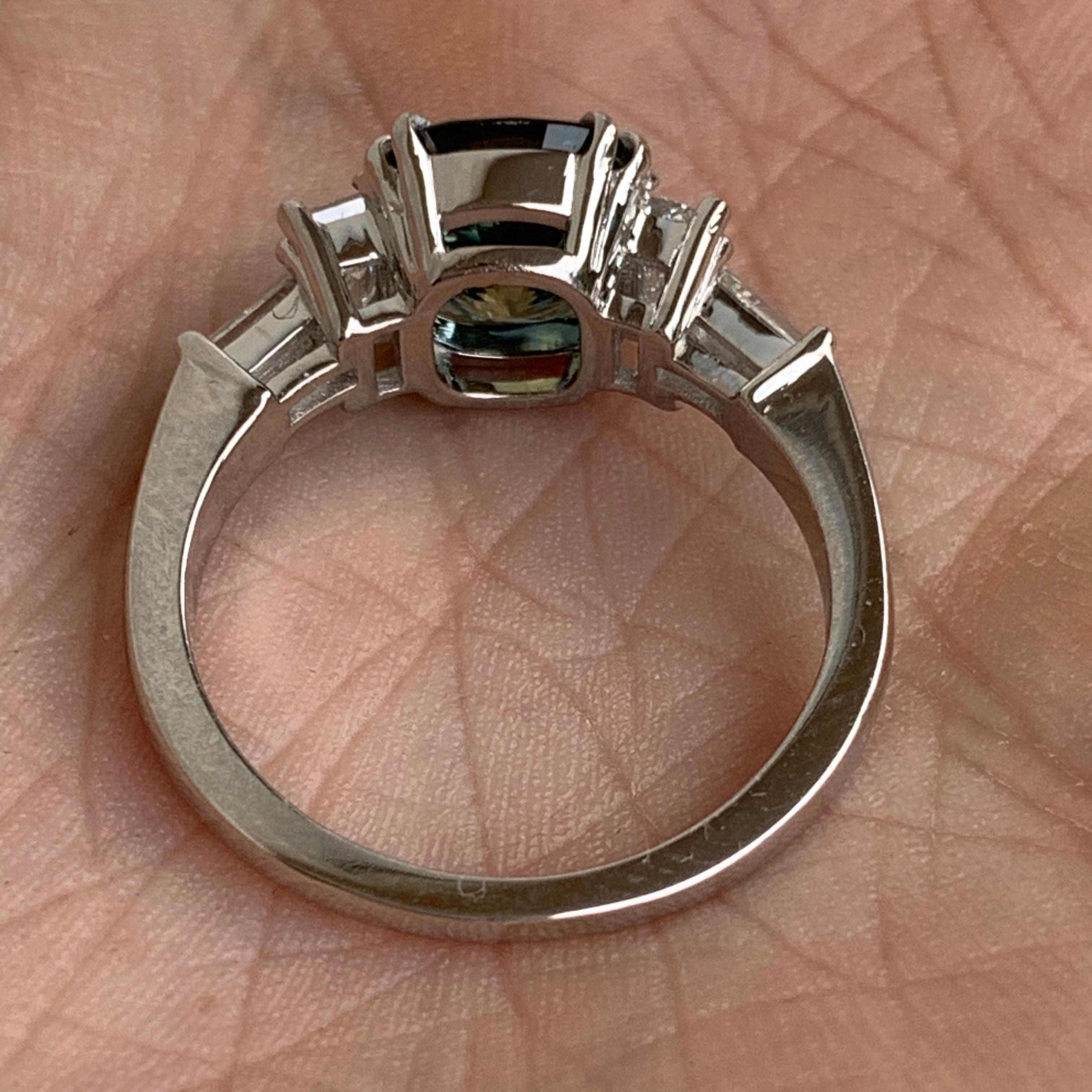 Ungefähr 3 Karat Grüner Saphir und Baguette Plat Ring, Ben Dannie (Moderne) im Angebot