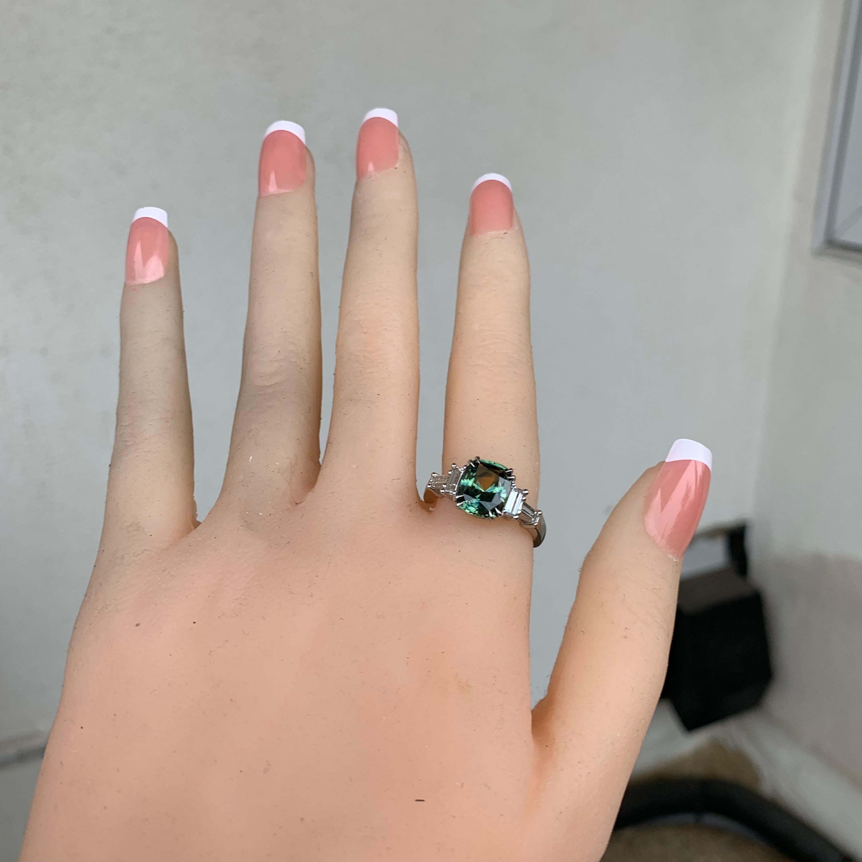 Ungefähr 3 Karat Grüner Saphir und Baguette Plat Ring, Ben Dannie (Rundschliff) im Angebot