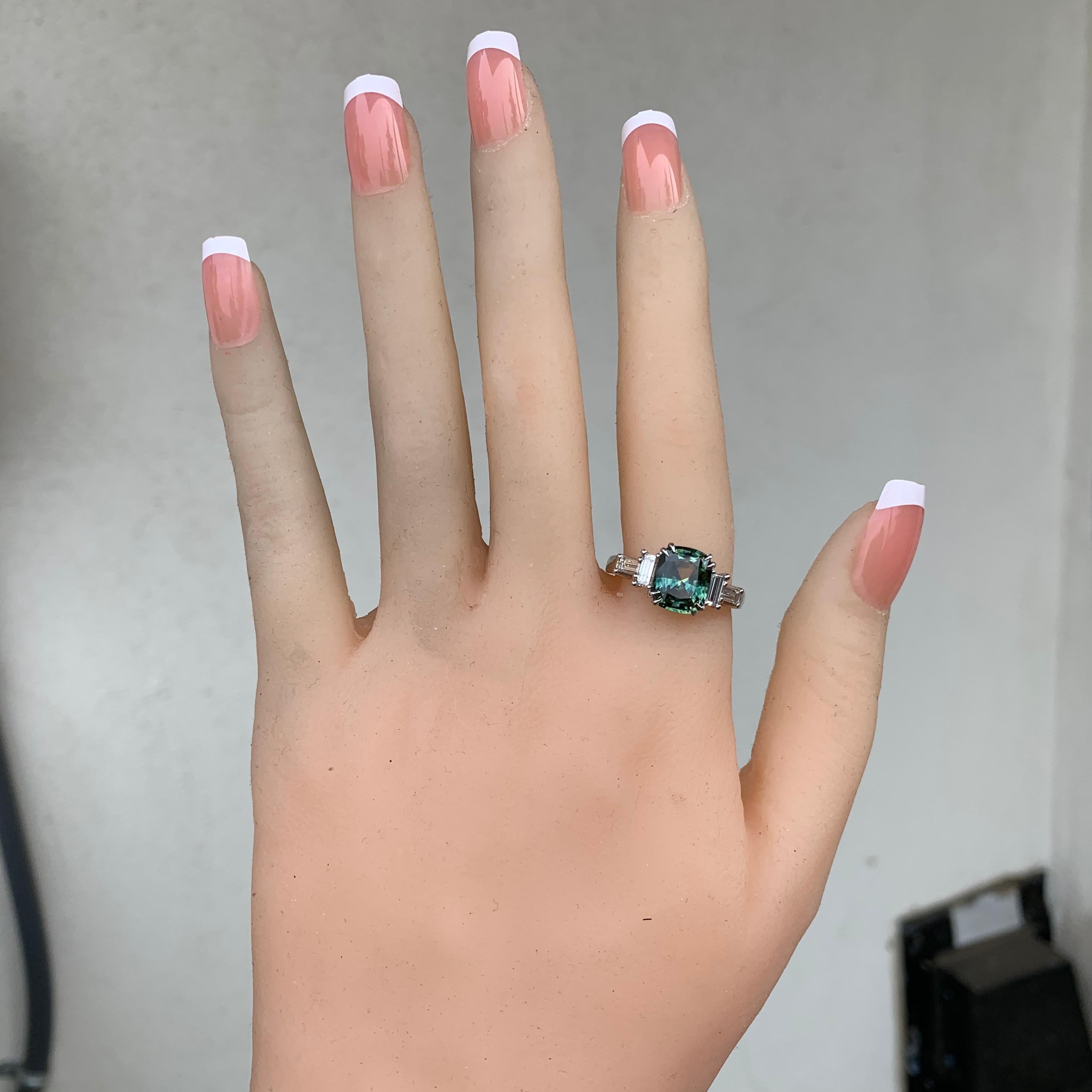 Ungefähr 3 Karat Grüner Saphir und Baguette Plat Ring, Ben Dannie im Zustand „Neu“ im Angebot in West Hollywood, CA