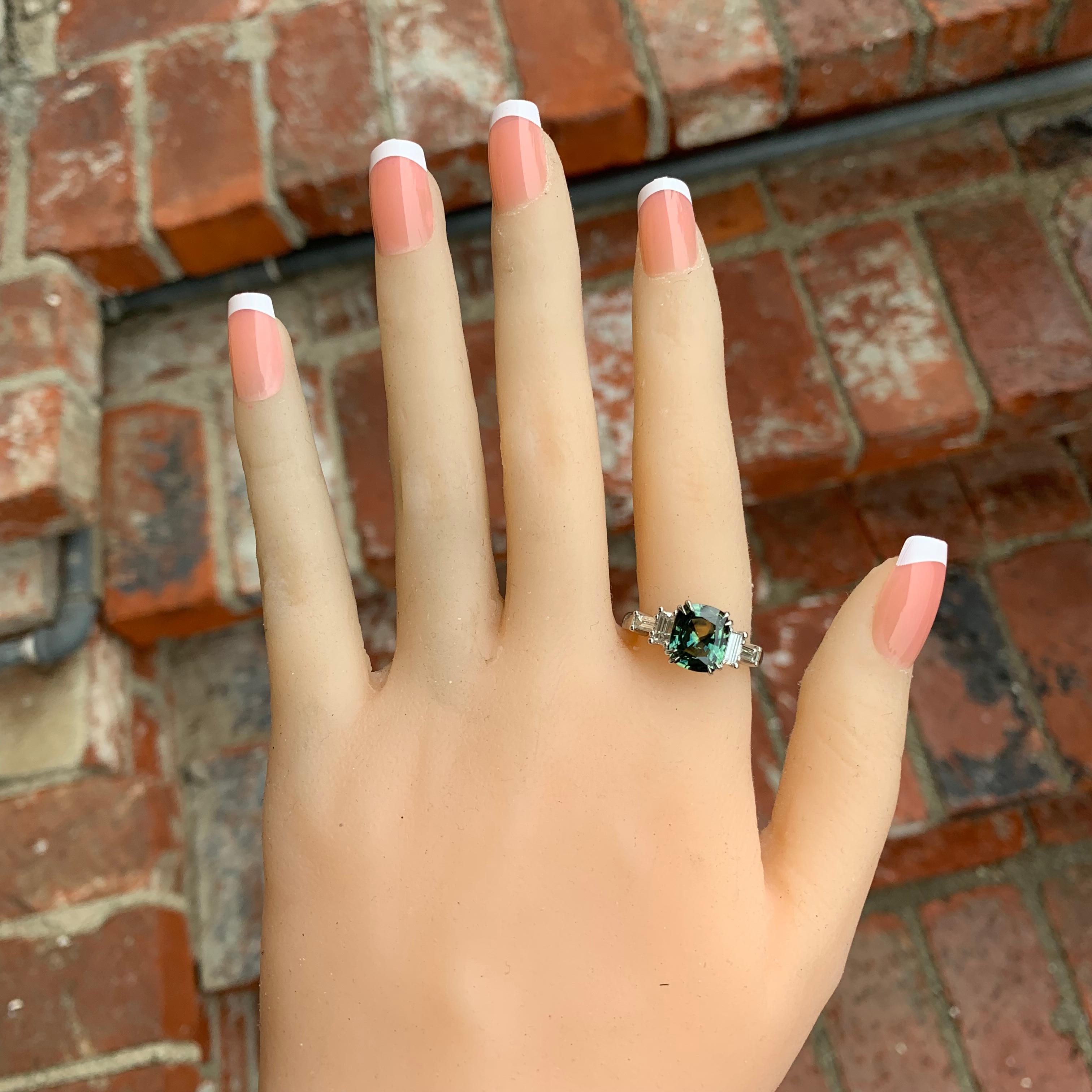 Ungefähr 3 Karat Grüner Saphir und Baguette Plat Ring, Ben Dannie Damen im Angebot