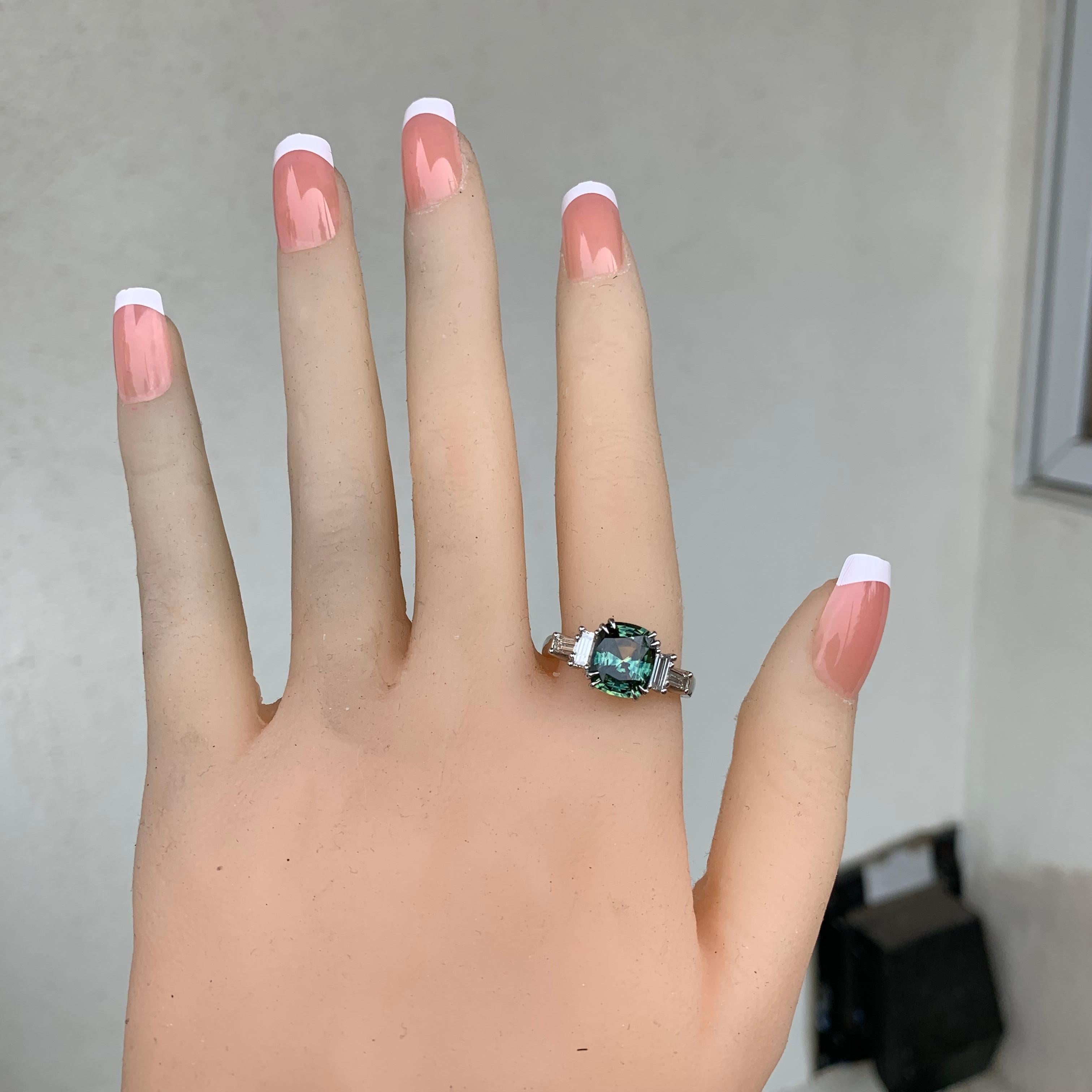 Ungefähr 3 Karat Grüner Saphir und Baguette Plat Ring, Ben Dannie im Angebot 1