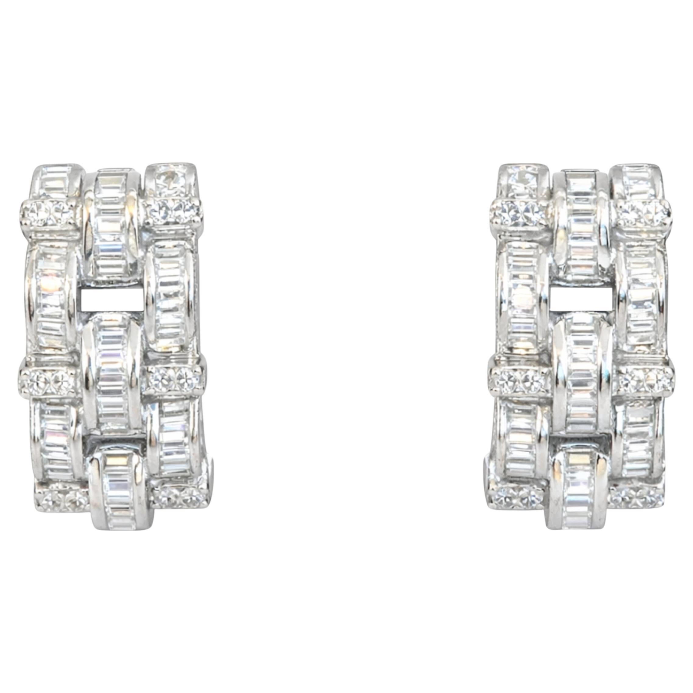 Orecchini Huggie con diamante baguette da 3 carati in vendita