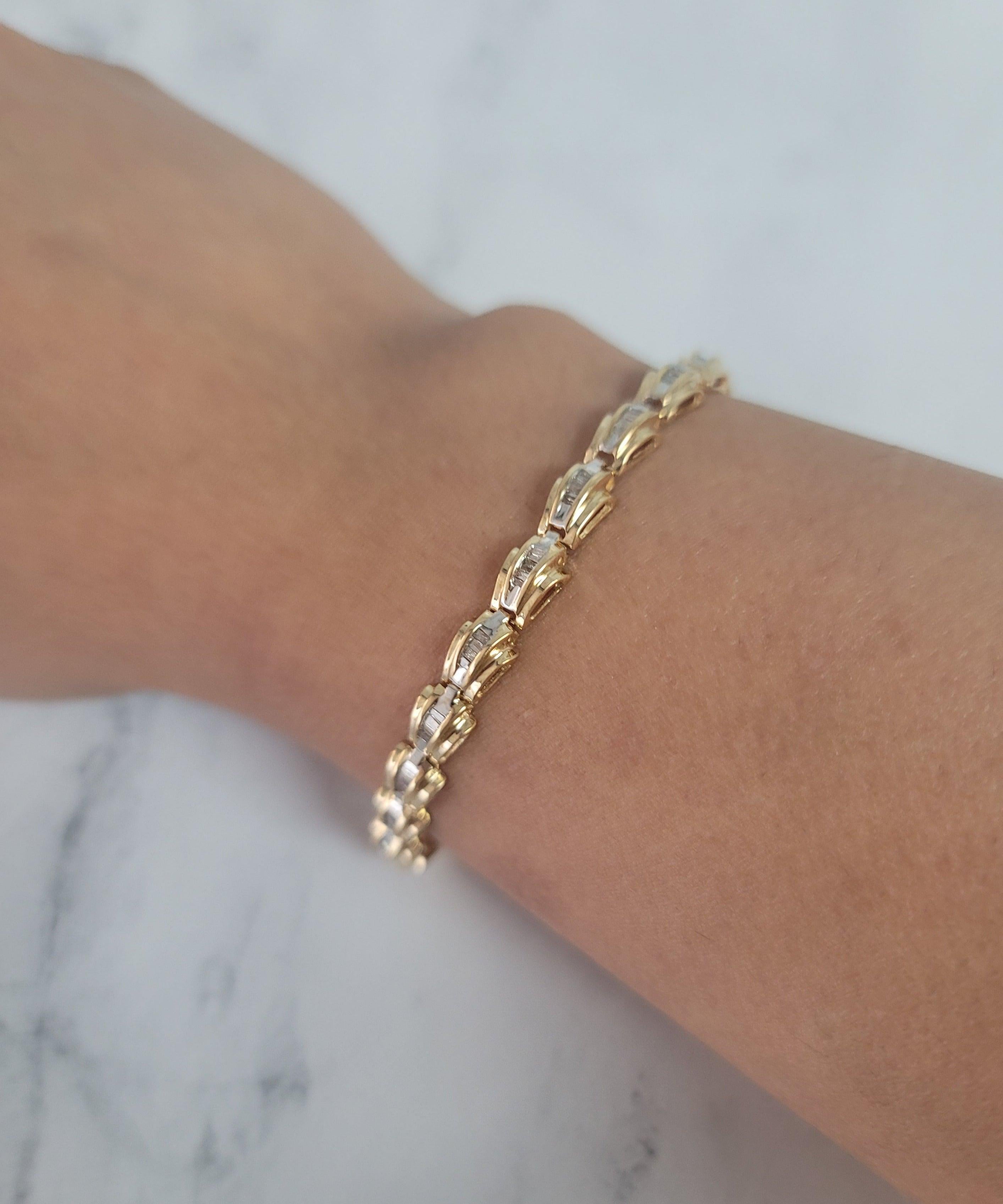 ♥ Descripción de la pulsera de tenis ♥

Piedra principal: Diamante 
Aprox. Peso en quilates: 3,18 ctw
Talla de diamante: Baguette
Tipo de metal: Oro amarillo de 14 quilates 
Metal Peso: 12 gramos
Anchura: 6 mm
Longitud de la pulsera: 7 Pulgadas