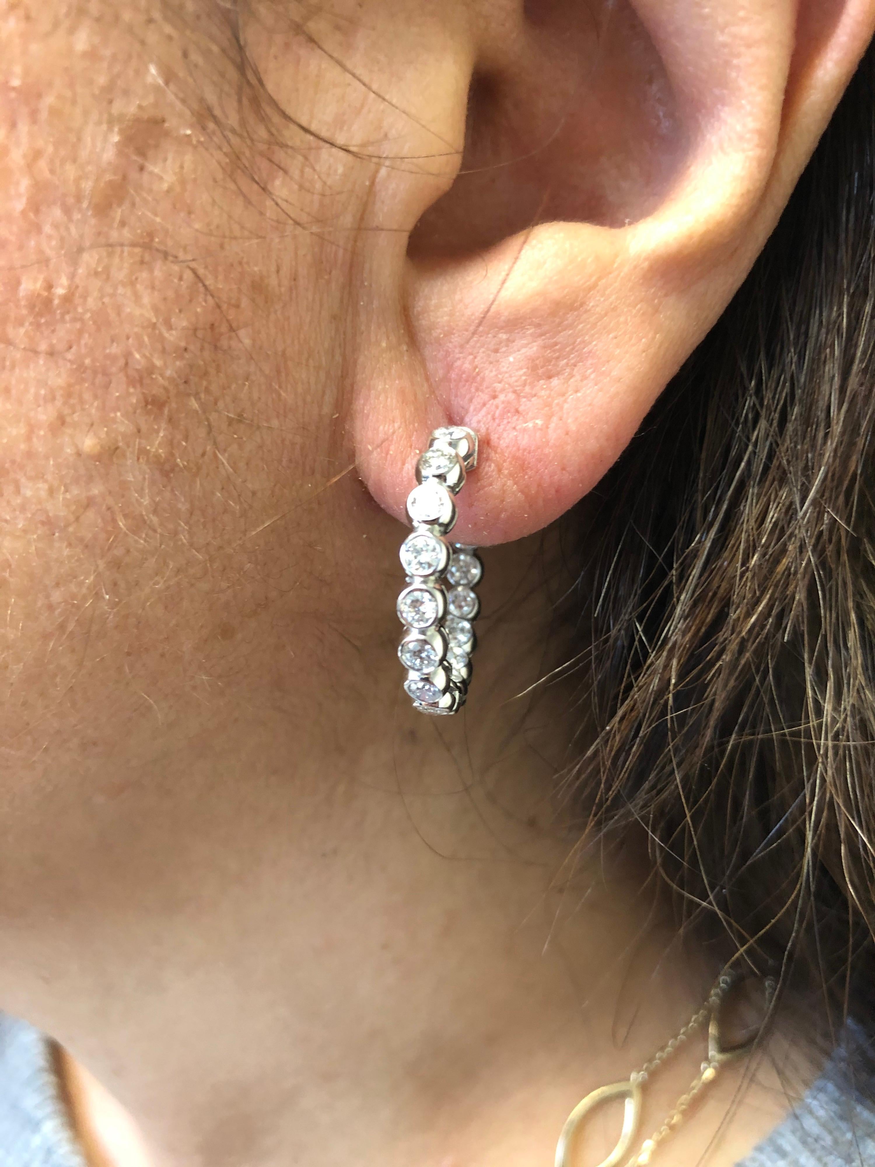 Orecchini a cerchio con diamante da 3 carati 14 carati In condizioni Nuovo in vendita a Great Neck, NY