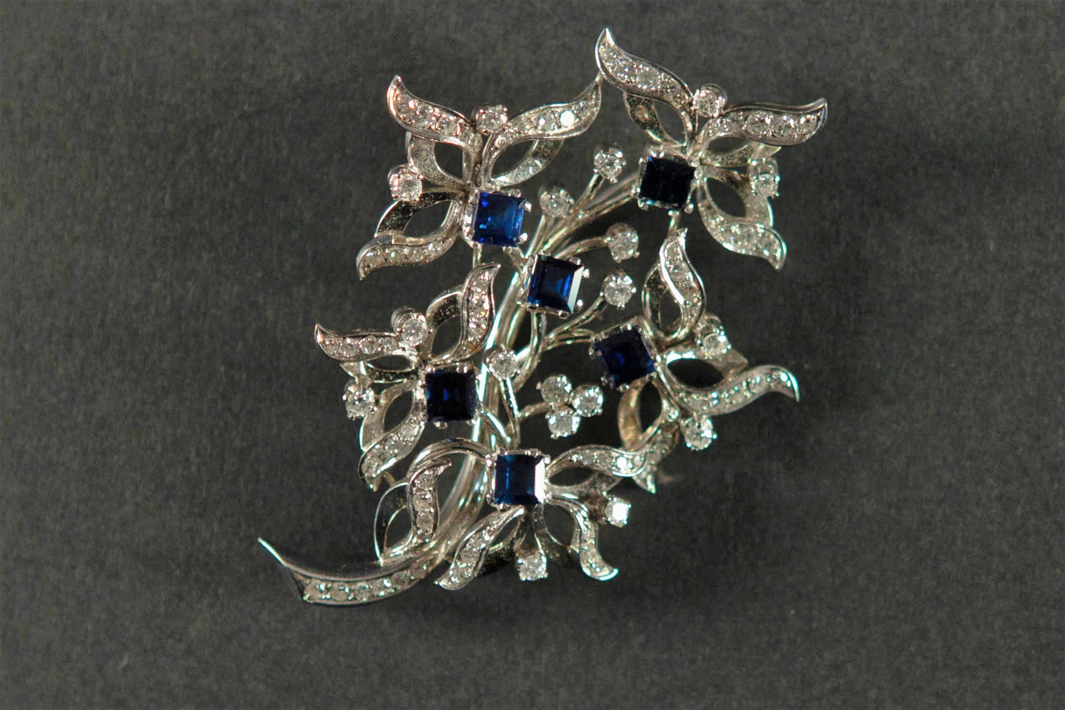 3 Carat Blue Sapphire 1.20 Carat Diamond White 18 Karat Gold Brooch Italy, 1960s In Excellent Condition For Sale In firenze, IT