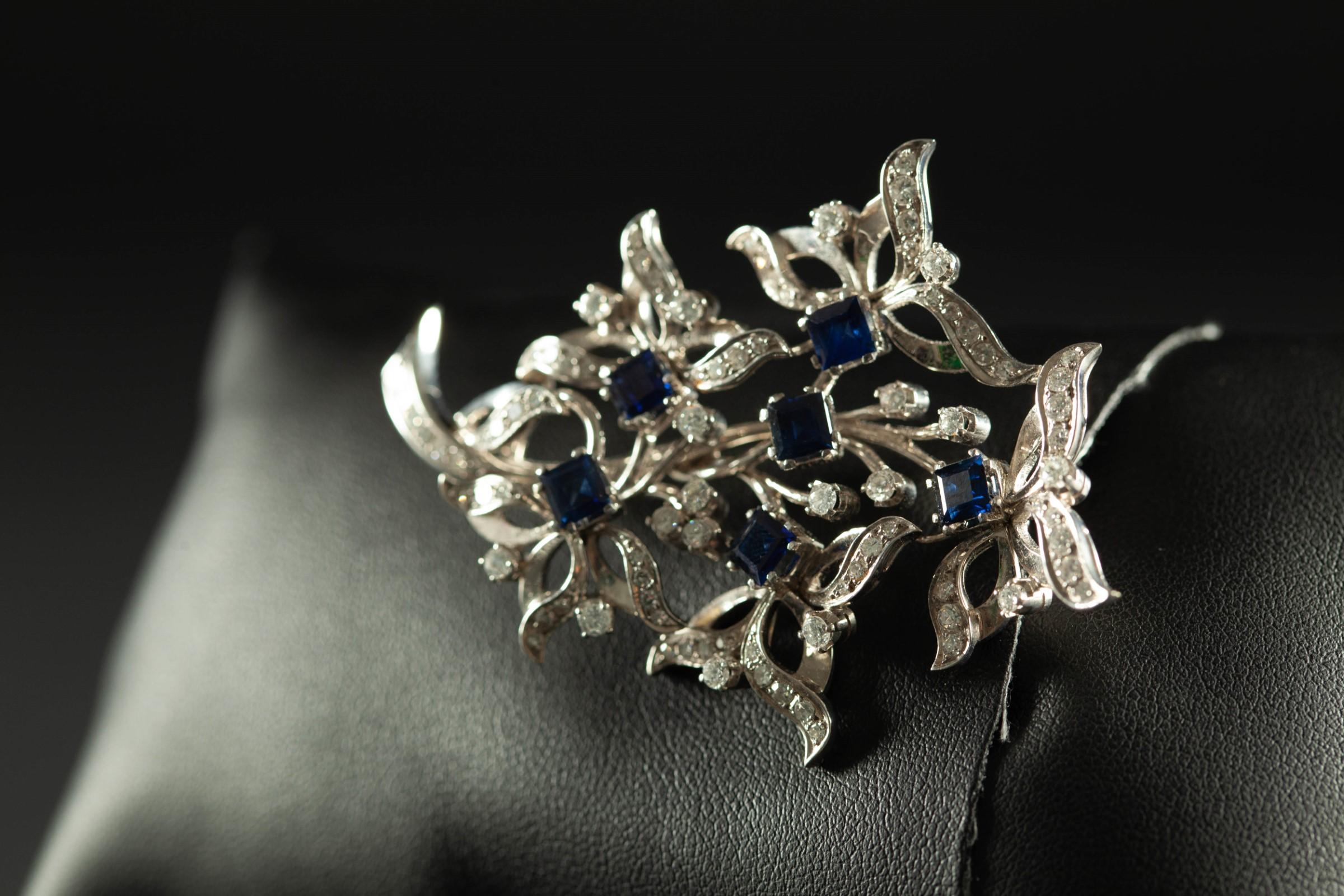 Women's 3 Carat Blue Sapphire 1.20 Carat Diamond White 18 Karat Gold Brooch Italy, 1960s For Sale