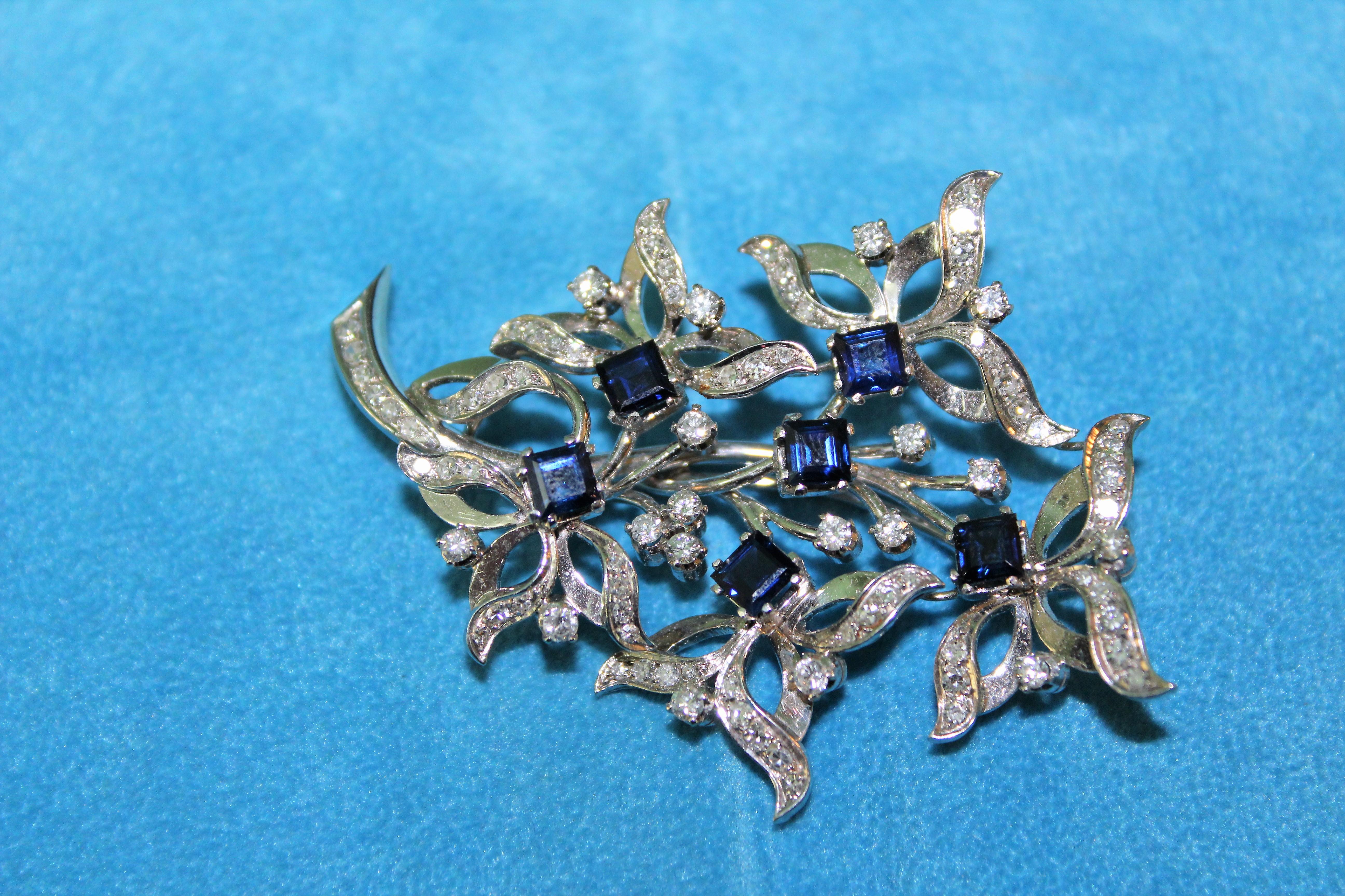 3 Carat Blue Sapphire 1.20 Carat Diamond White 18 Karat Gold Brooch Italy, 1960s For Sale 2