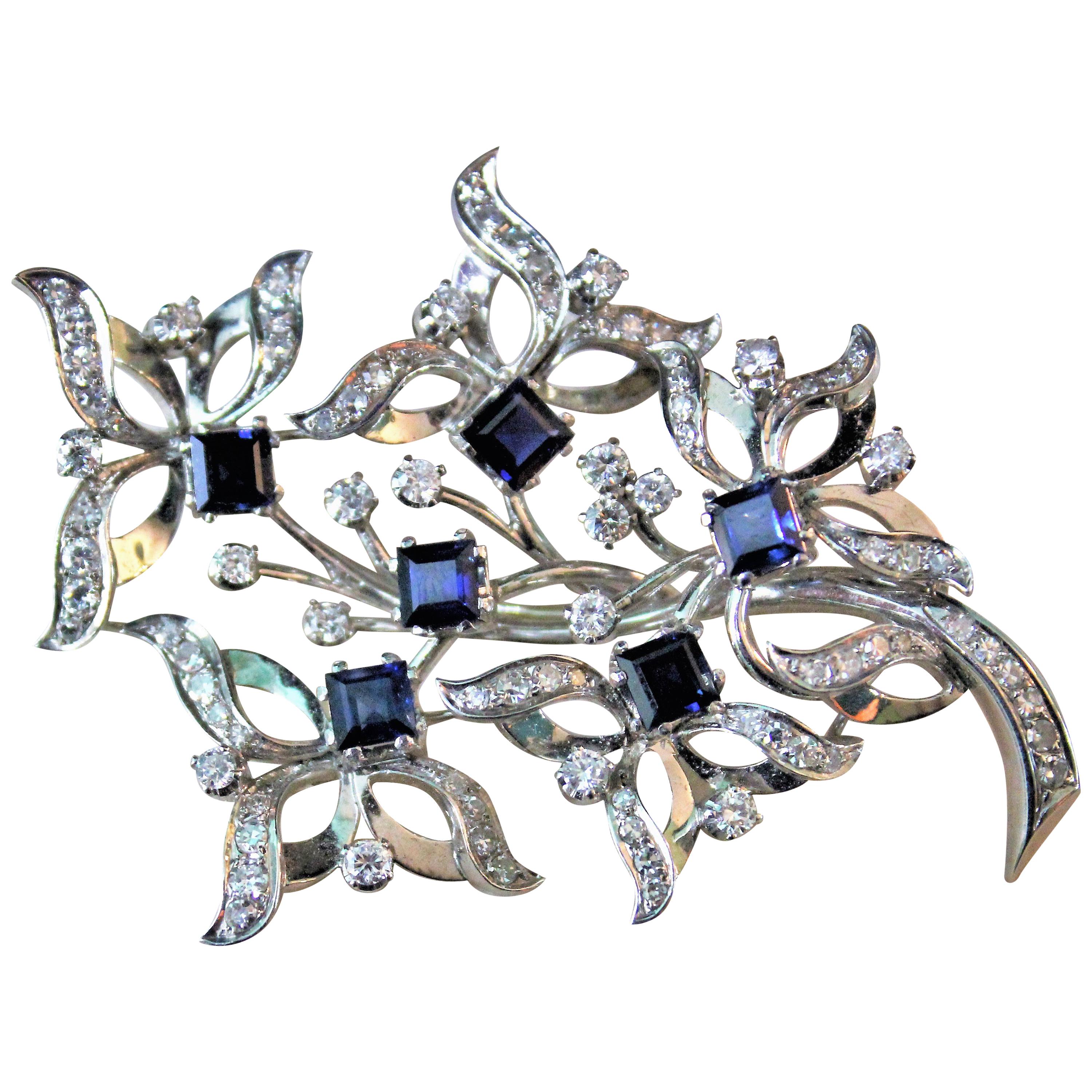 3 Carat Blue Sapphire 1.20 Carat Diamond White 18 Karat Gold Brooch Italy, 1960s For Sale