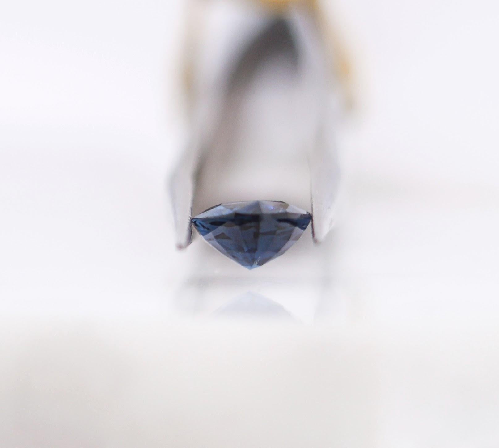 NNJ Designs présente un saphir bleu en forme de poire de 3 carats ! Cette pierre précieuse saphir bleu s'adaptera parfaitement à la monture de votre choix et peut être un très beau cadeau de naissance pour vos proches ! Cette pierre précieuse peut