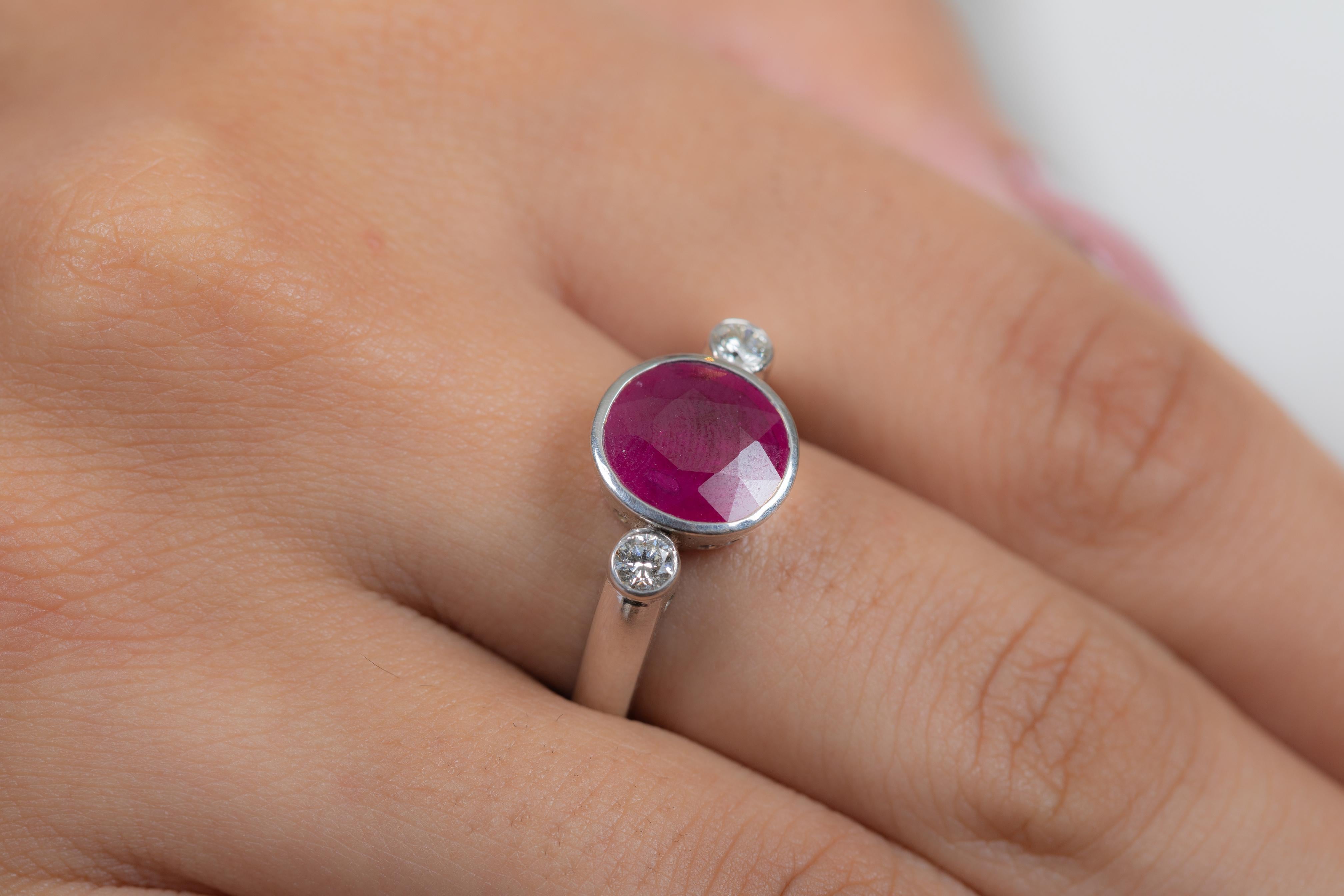 En vente :  Bague classique à trois pierres en or blanc 18 carats avec rubis de taille ronde de 3 carats et diamants  2