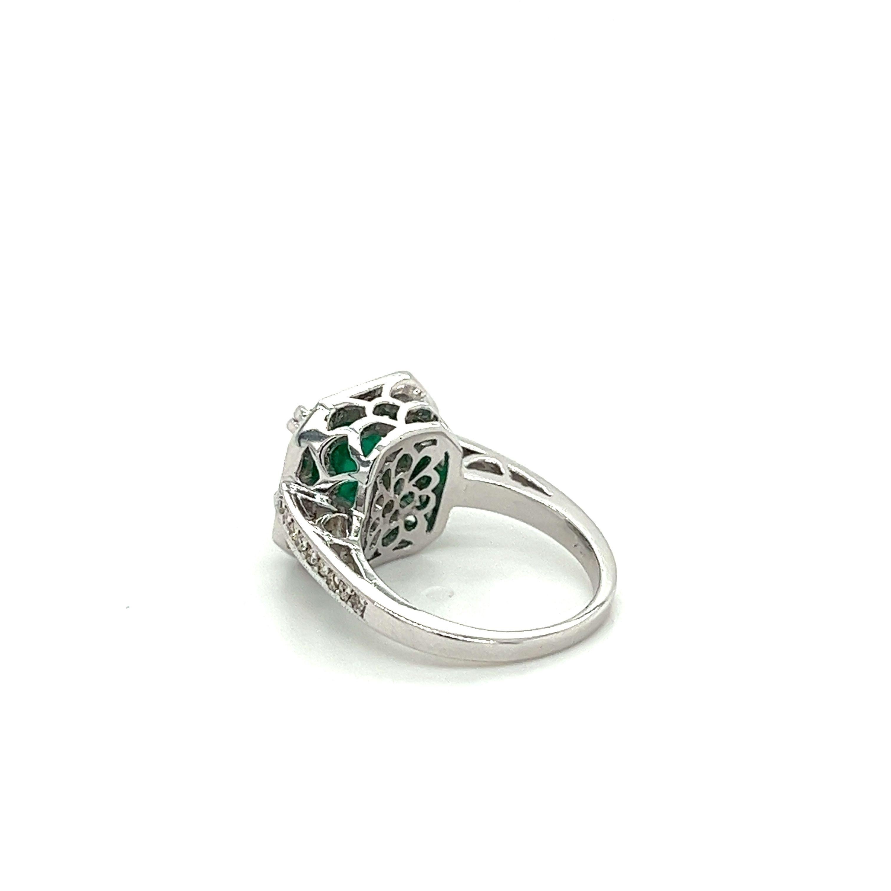 Modern 3 Carat Colombian Emerald in 18K White Gold Ring & Round Cut Diamond Halo For Sale
