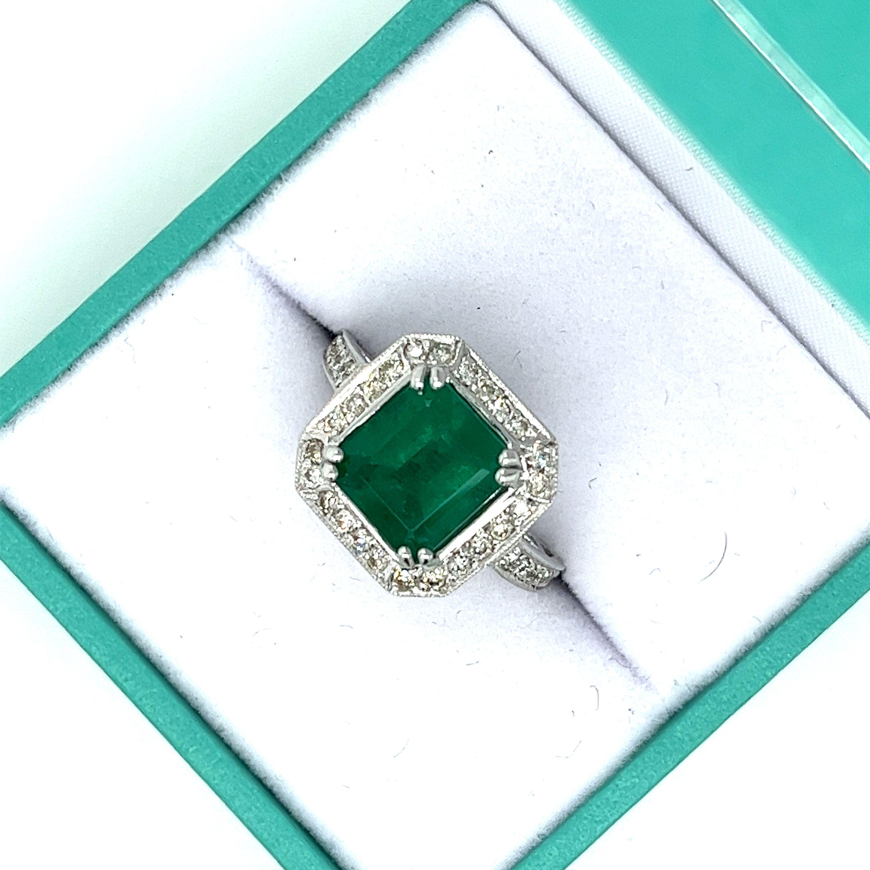 3 Carat Colombian Emerald in 18K White Gold Ring & Round Cut Diamond Halo In New Condition For Sale In Miami, FL
