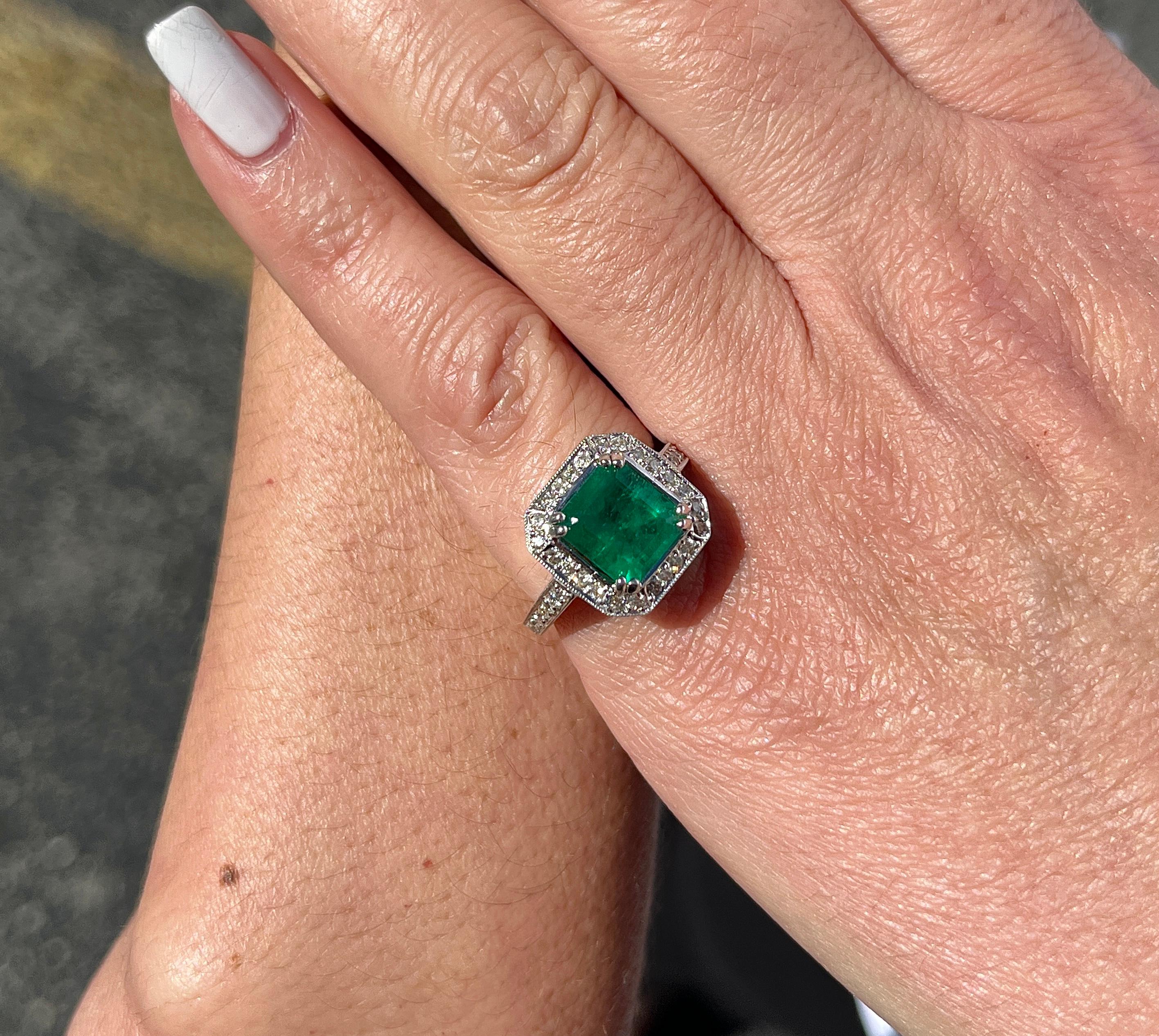 3 Carat Colombian Emerald in 18K White Gold Ring & Round Cut Diamond Halo For Sale 1