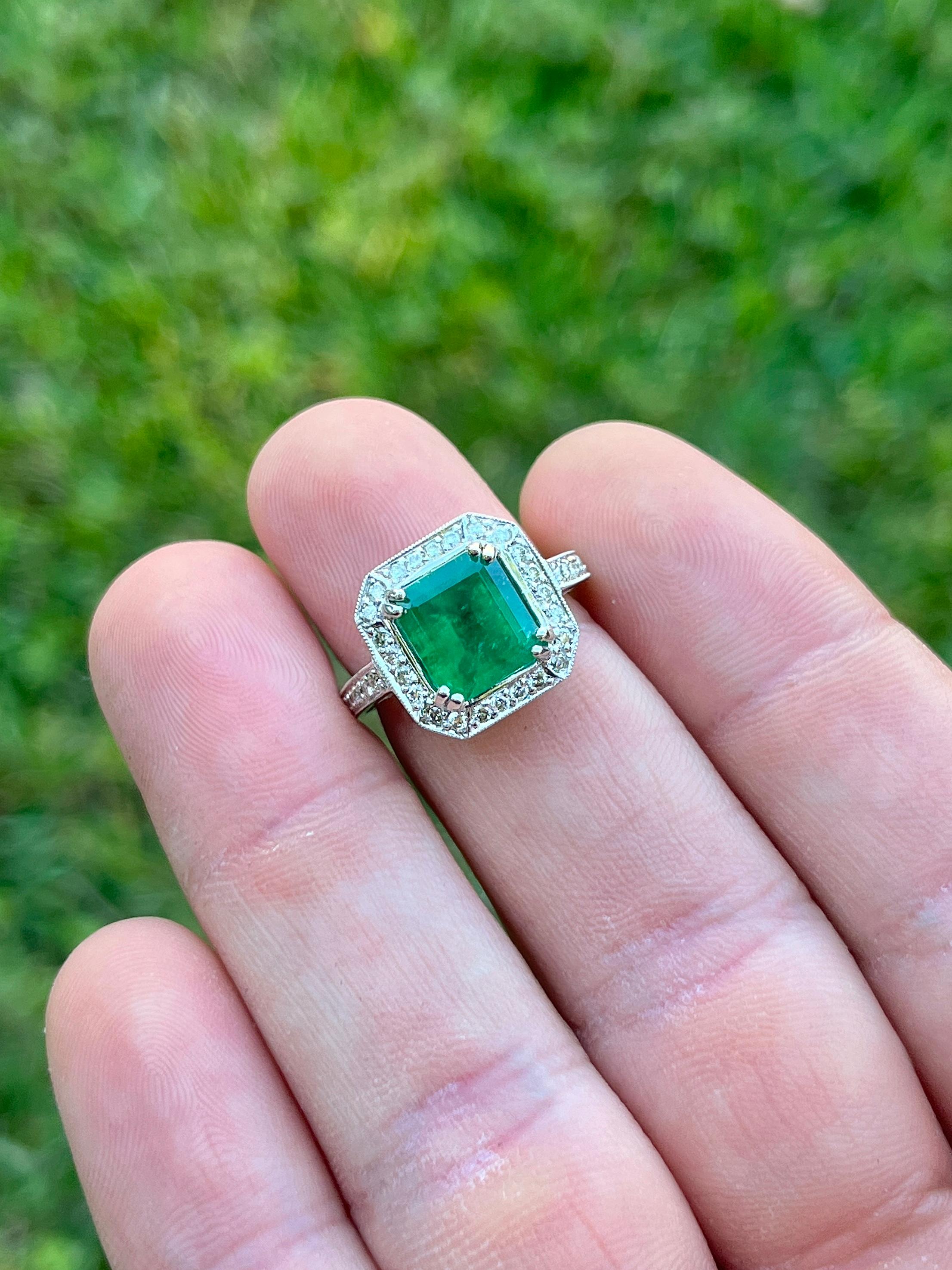 3 Carat Colombian Emerald in 18K White Gold Ring & Round Cut Diamond Halo For Sale 2