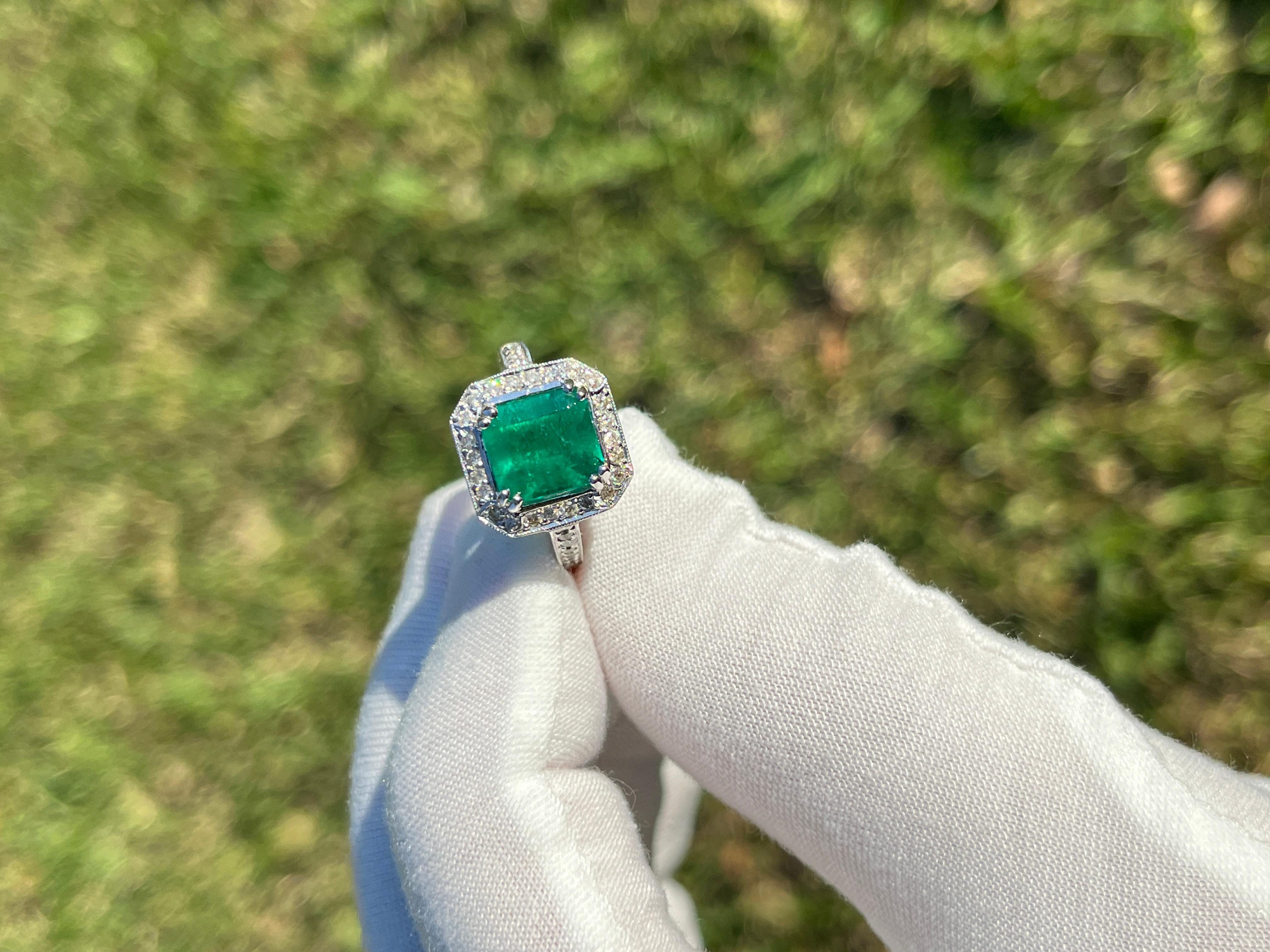 3 Carat Colombian Emerald in 18K White Gold Ring & Round Cut Diamond Halo For Sale 3