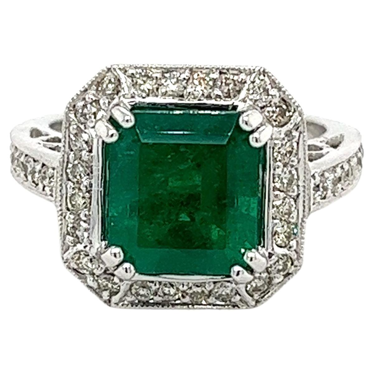 3 Carat Colombian Emerald in 18K White Gold Ring & Round Cut Diamond Halo For Sale