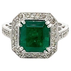 3 Karat kolumbianischer Smaragd in 18K Weißgold Ring & Rundschliff Diamant Halo
