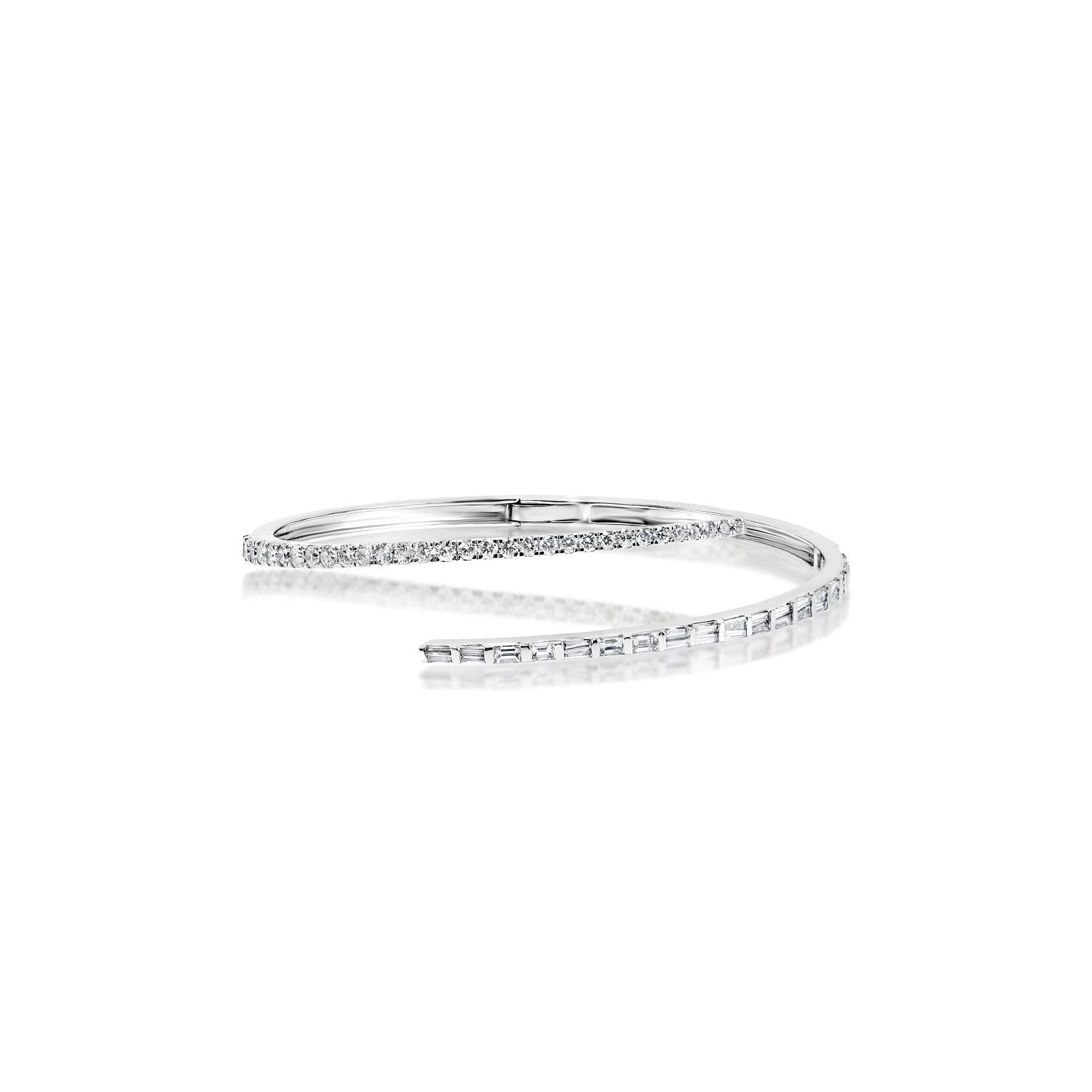 The MACK Men’s 3 Carat Diamond Bangle Bracelet features COMBINE MIX SHAPE DIAMONDS brilliants weighing a total of approximately 2.83 carats, set in 14K White Gold.


Style:
Diamonds
Diamond Size: 2.83 Carats
Diamond Shape: Combine Mix Shape
Metal: