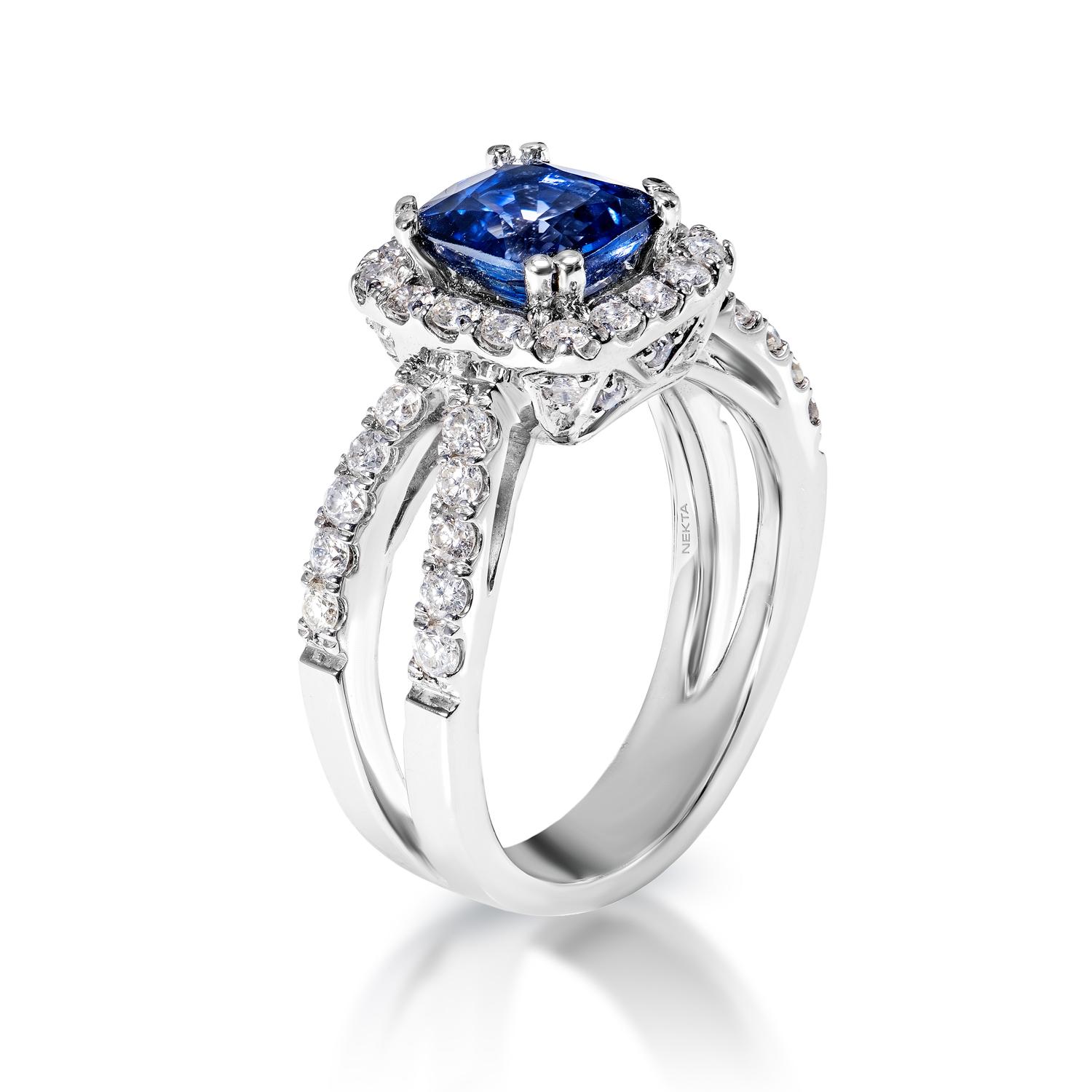 3 Carat Cushion Cut Blue Sapphire Ring Certified In New Condition For Sale In New York, NY