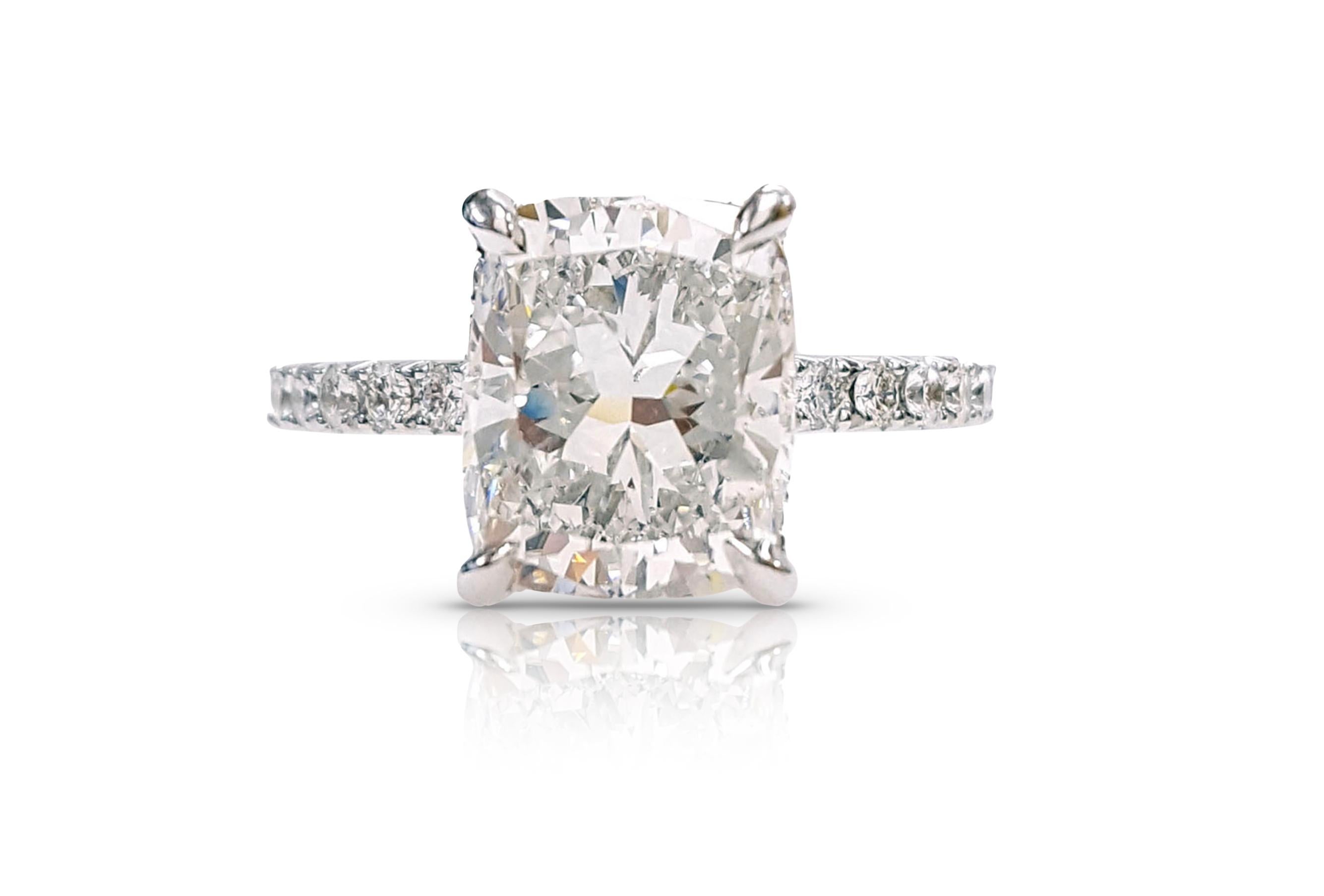 Bague de fiançailles classique en diamant taille coussin de 3,01 carats, certifiée par le GIA comme étant de couleur F et de pureté SI2. Le design classique fait ressortir la beauté de la pierre centrale avec les 42 diamants ronds blancs brillants