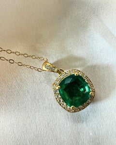 Colgante de Esmeralda talla cojín de 3 quilates con halo de diamantes Oro de 18k
