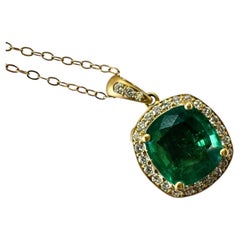 Colgante de Esmeralda talla cojín de 3 quilates con halo de diamantes Oro de 18k