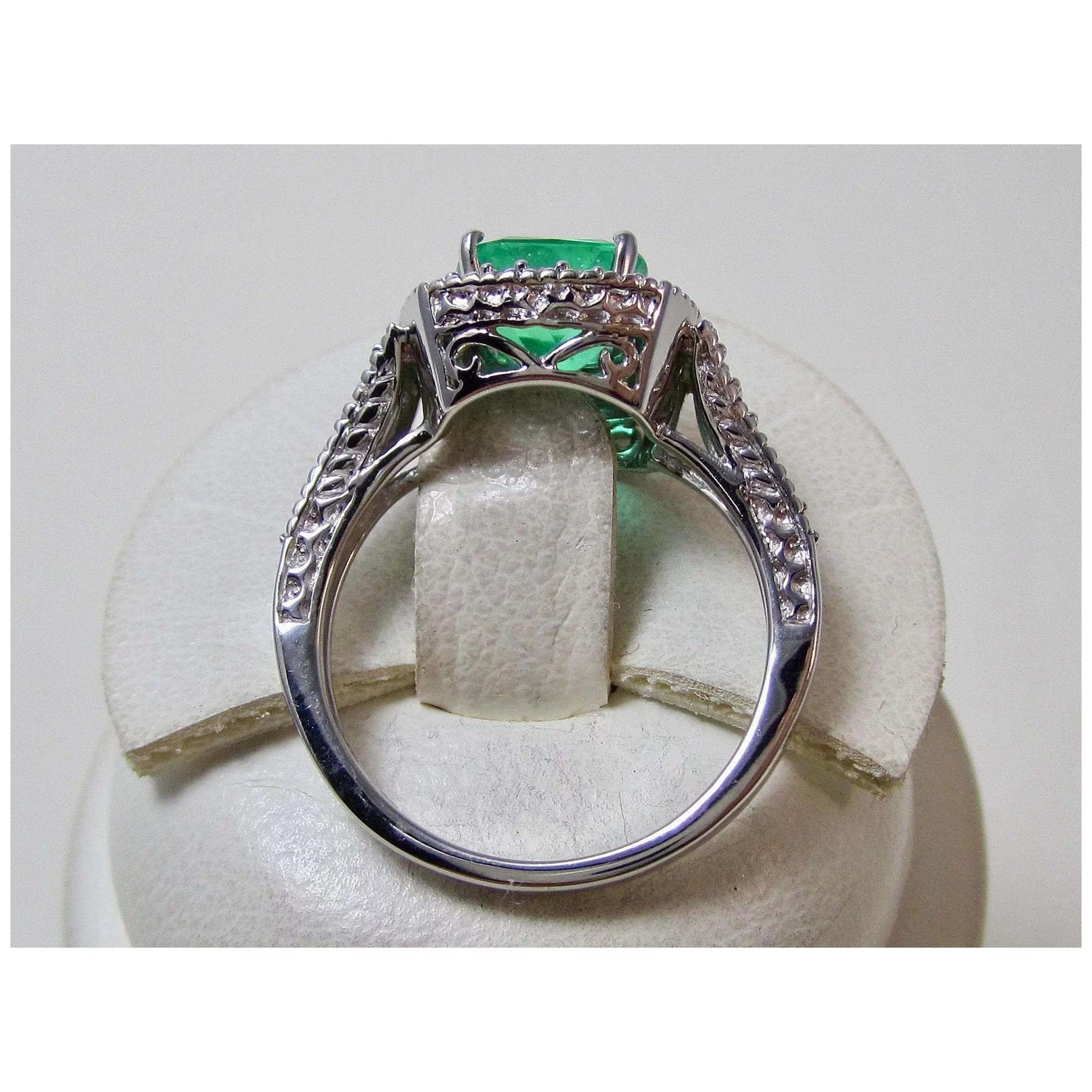 For Sale:  Vintage 3 CT Certified Natural Emerald Diamond Engagement Band Ring in 18K Gold 3